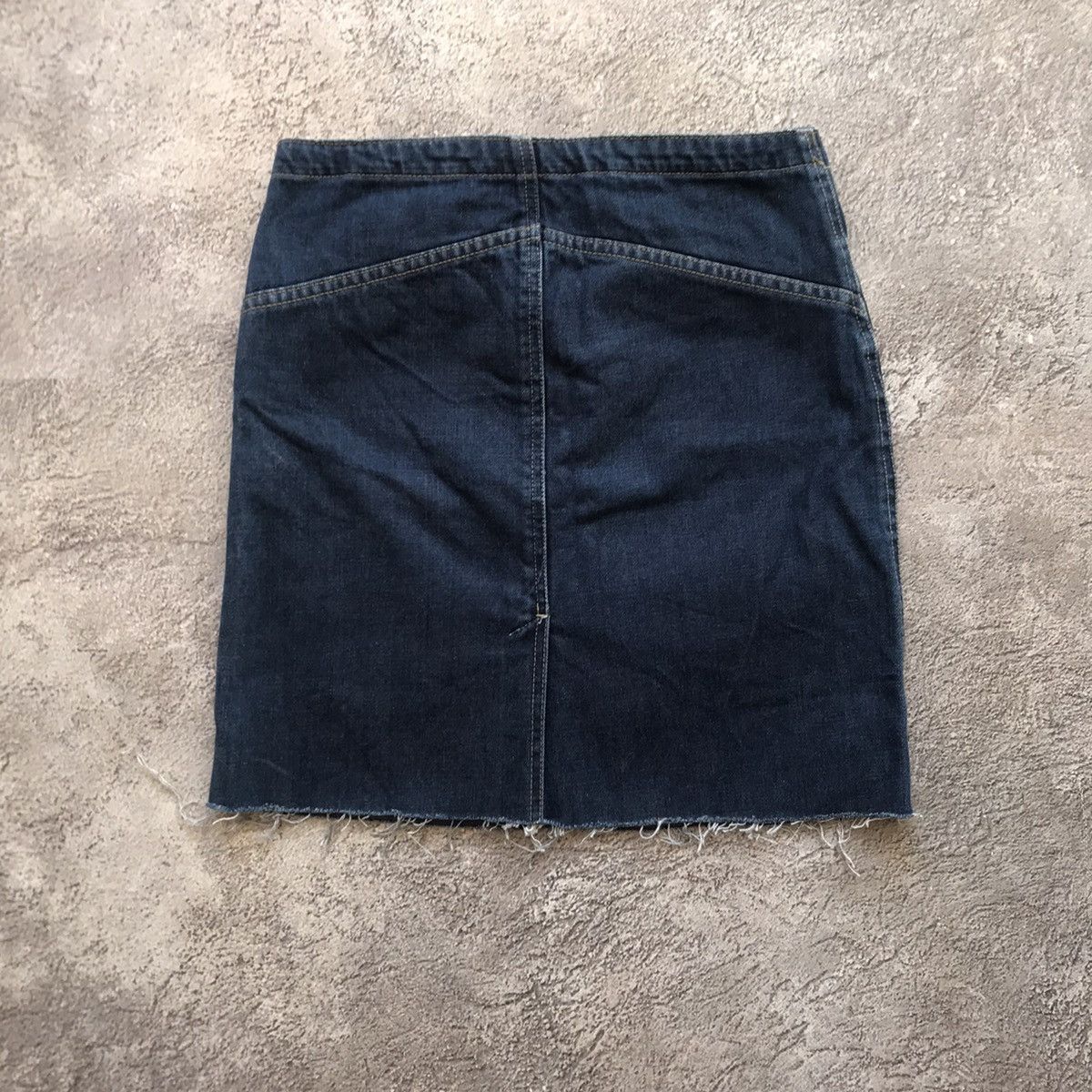 Vintage Vintage Levis Y2K Midi Skirt Thrashed Dark Wash Punk Boxy 27 Size 27" / US 4 / IT 40 - 6 Thumbnail