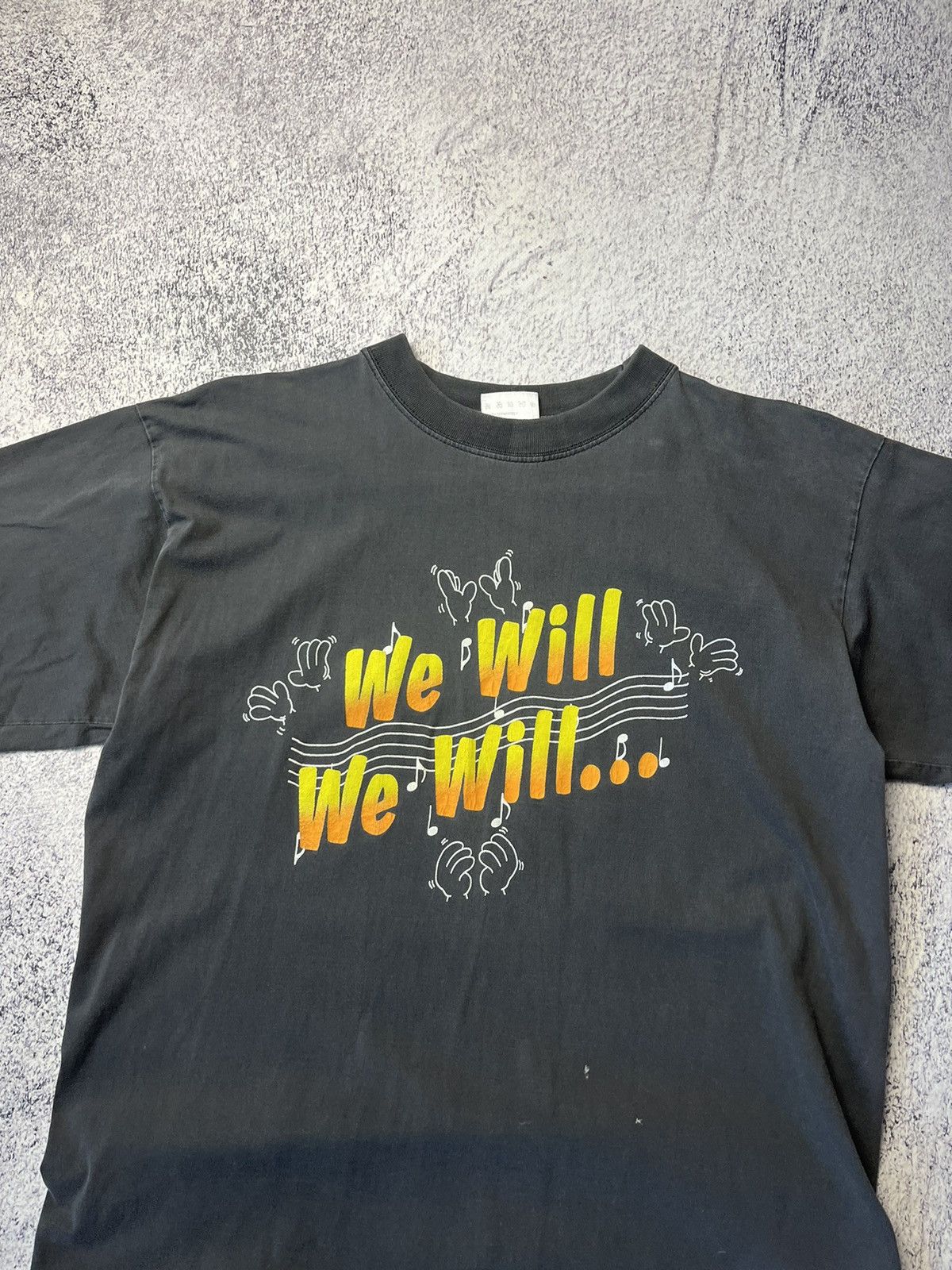 Band Tees Vintage T-shirt We Will We Will Rock You ! Queen Song Size US L / EU 52-54 / 3 - 5 Thumbnail