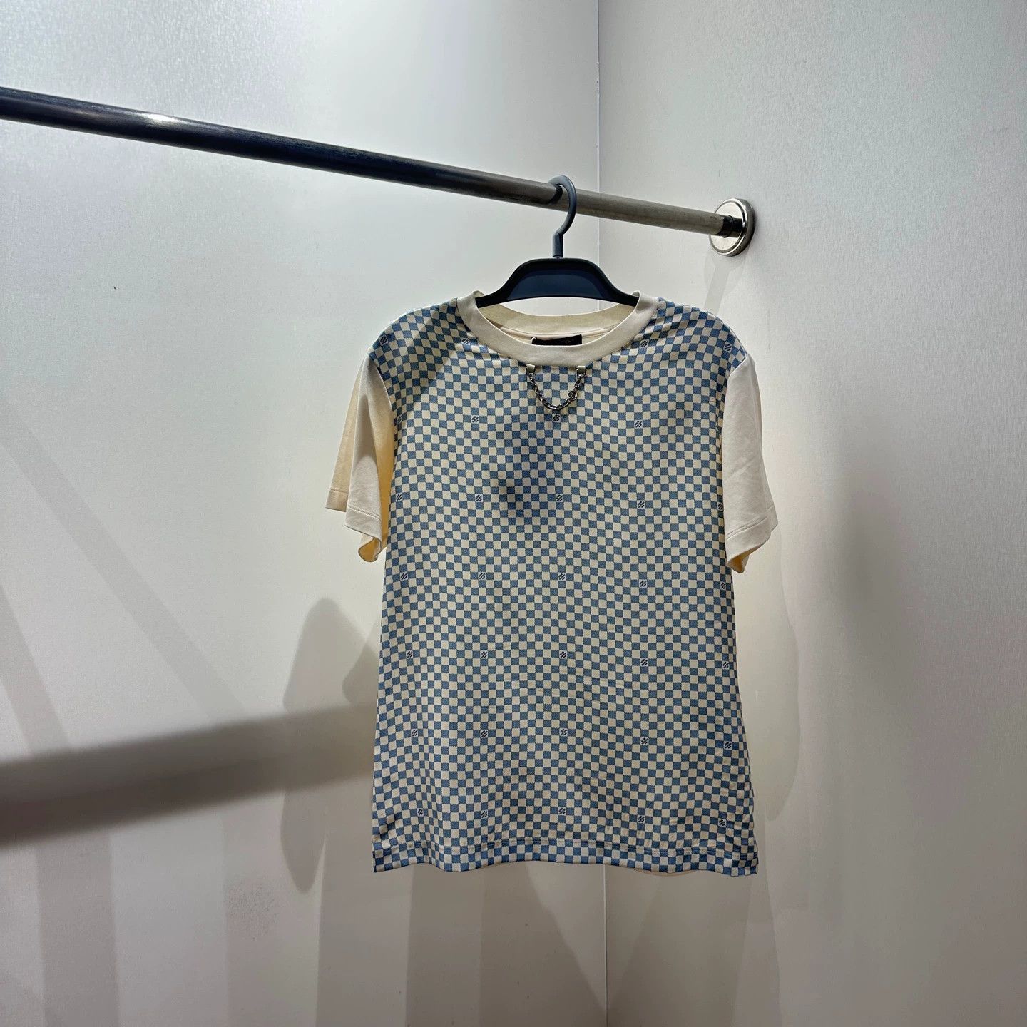 Louis Vuitton Checkered Short-Sleeve Tee with Logo Details Size US XS / EU 42 / 0 - 1 Thumbnail