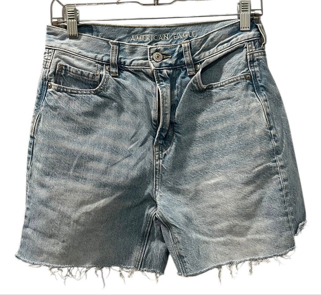 American Eagle Outfitters American Eagle Mom Jean Denim Shorts Size 4 Light Wash Blue Size 27" / US 4 / IT 40 - 1 Thumbnail