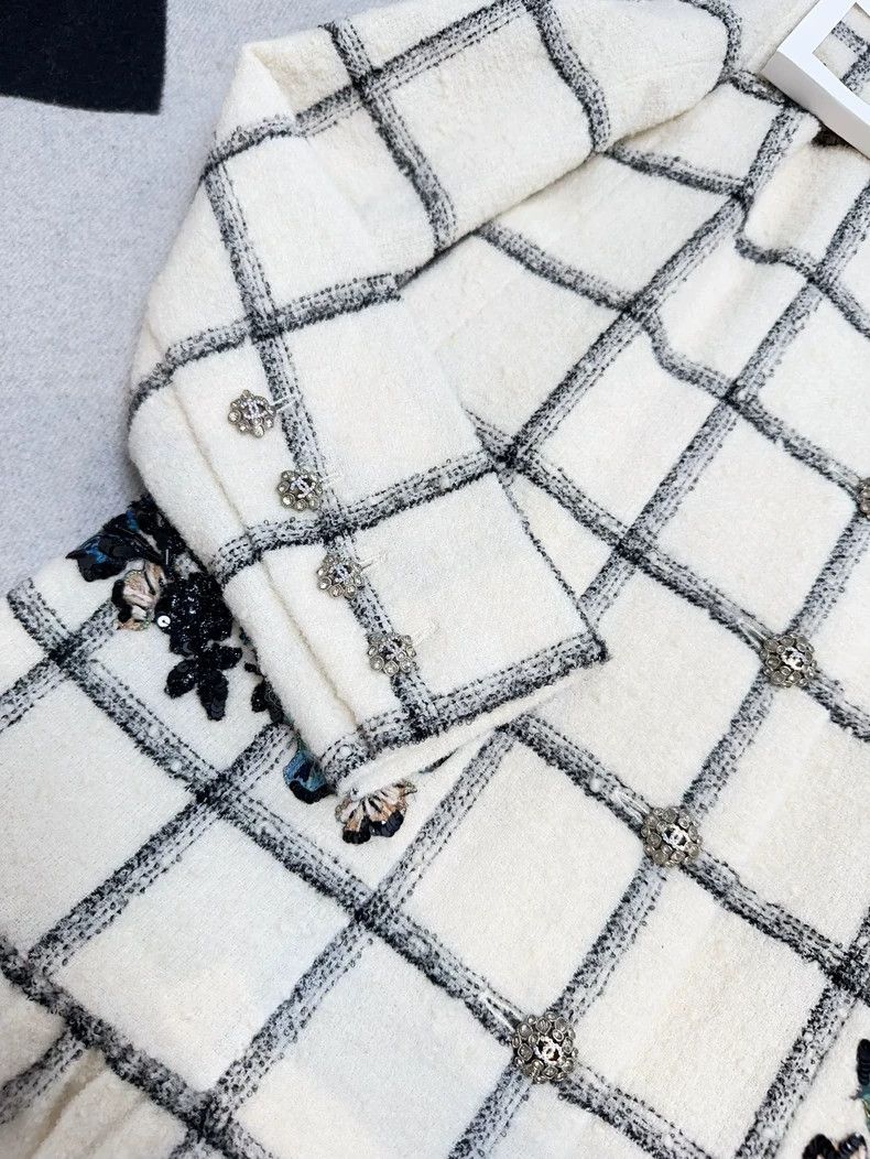 Chanel Chanel 22K white plaid diamond buckle embroidered dress Size XS / US 0-2 / IT 36-38 - 2 Thumbnail