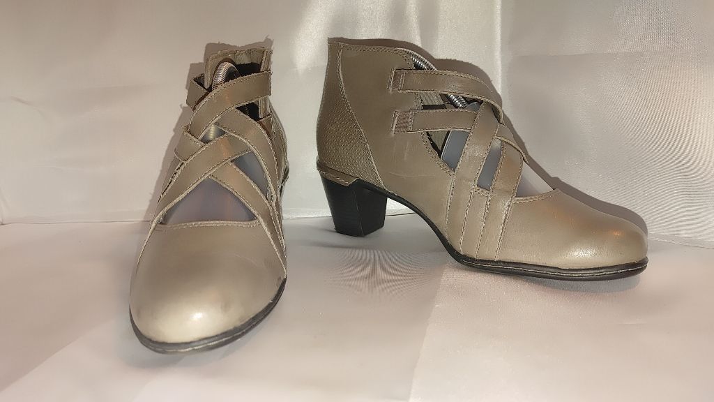 Rockport Rockport Cobb Hill Trixie Leather xStrap Booties Size 10 Size US 10 / IT 40 - 6 Thumbnail