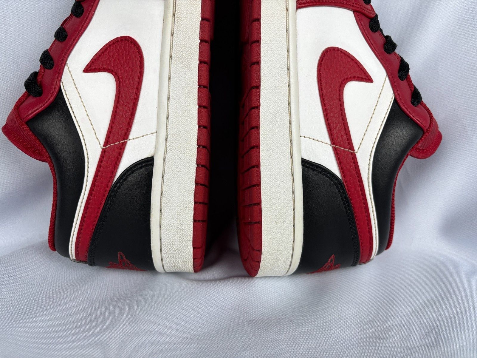 Jordan Brand Nike Air Jordan 1 Low Bulls Reverse Sneakers US 10 EU 44 Size US 10 / EU 43 - 10 Thumbnail