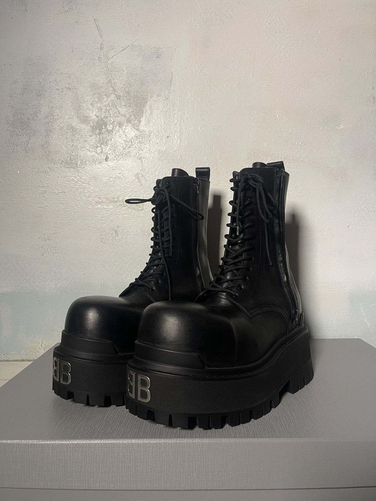 Balenciaga Balenciaga Giant Leather Boots Size US 10.5 / EU 43-44 - 1 Thumbnail