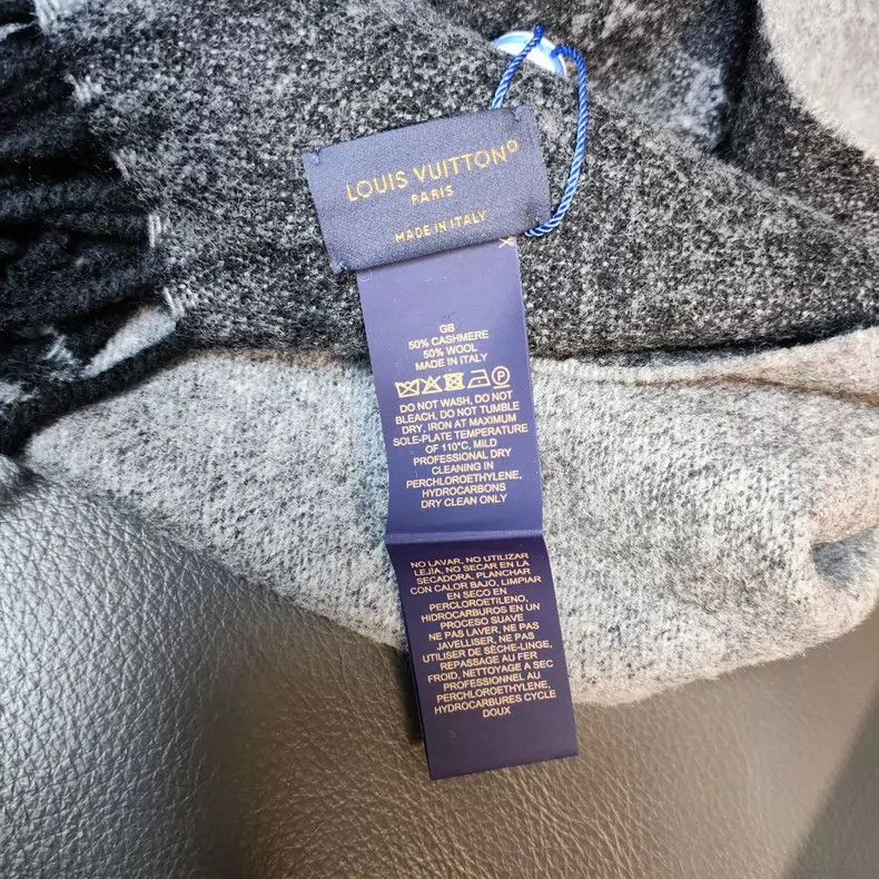 Louis Vuitton Louis Vuitton Grey logo scarf Size ONE SIZE - 4 Thumbnail