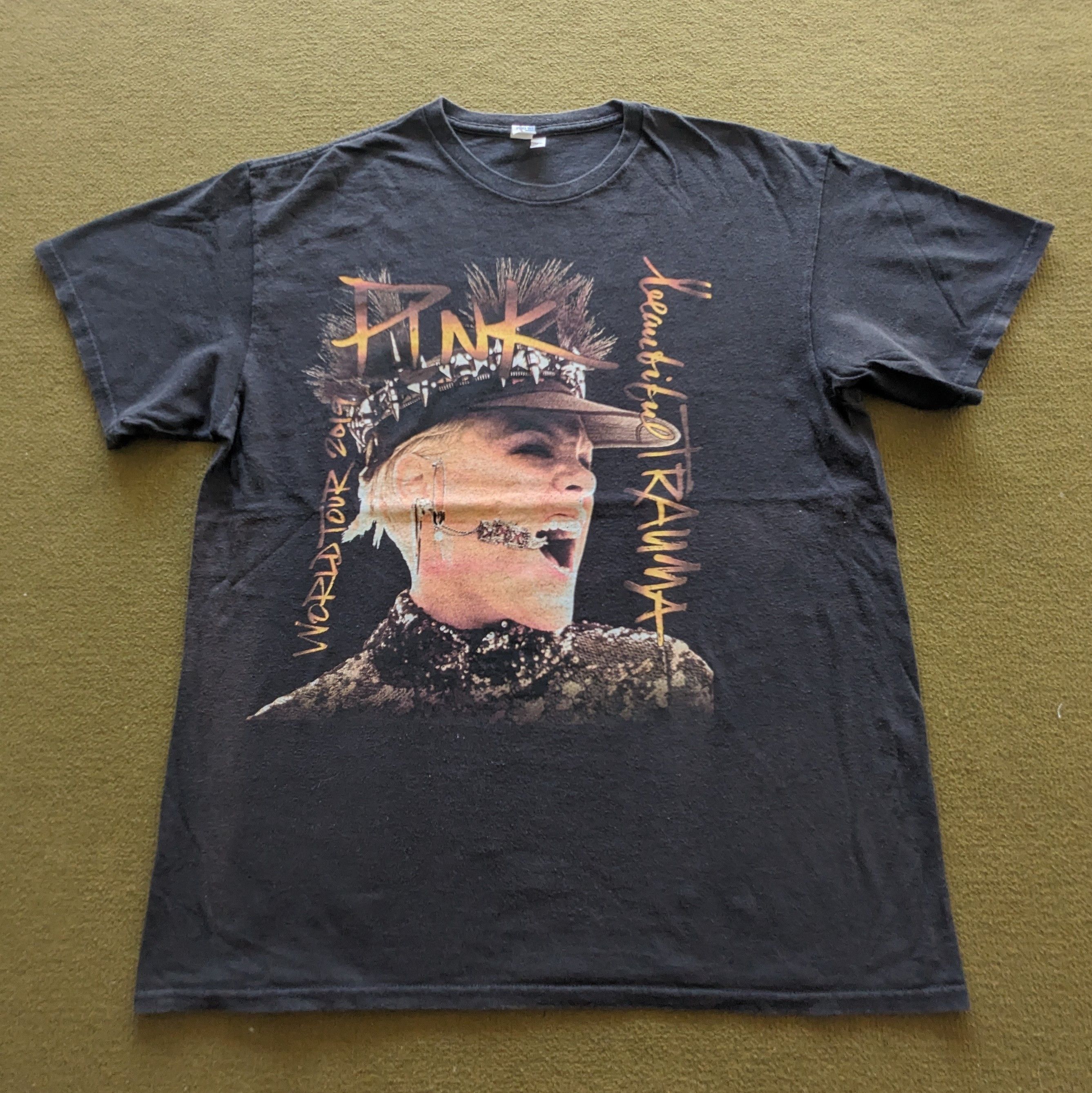 Band Tees Vintage PINK World Tour 2019 Band T-shirt Size US L / EU 52-54 / 3 - 1 Thumbnail