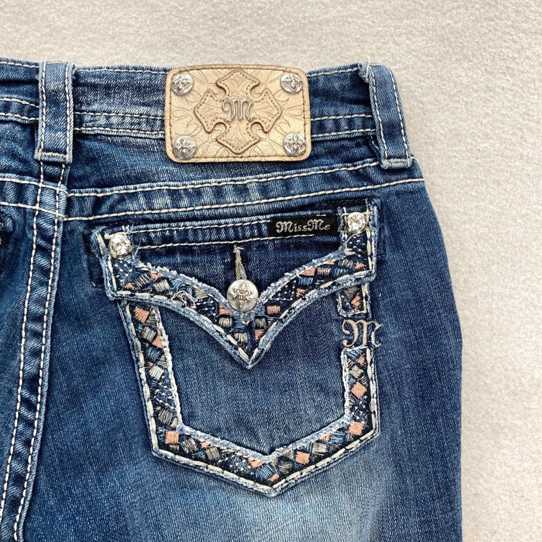 Miss Me Miss Me Cuffed Capri Jeans Women's 28 Blue Stretch Denim Embroidered Studded Capris Slim 5-Pocket Distressed Western Cowboy Rock Size 28" / US 6 / IT 42 - 2 Thumbnail