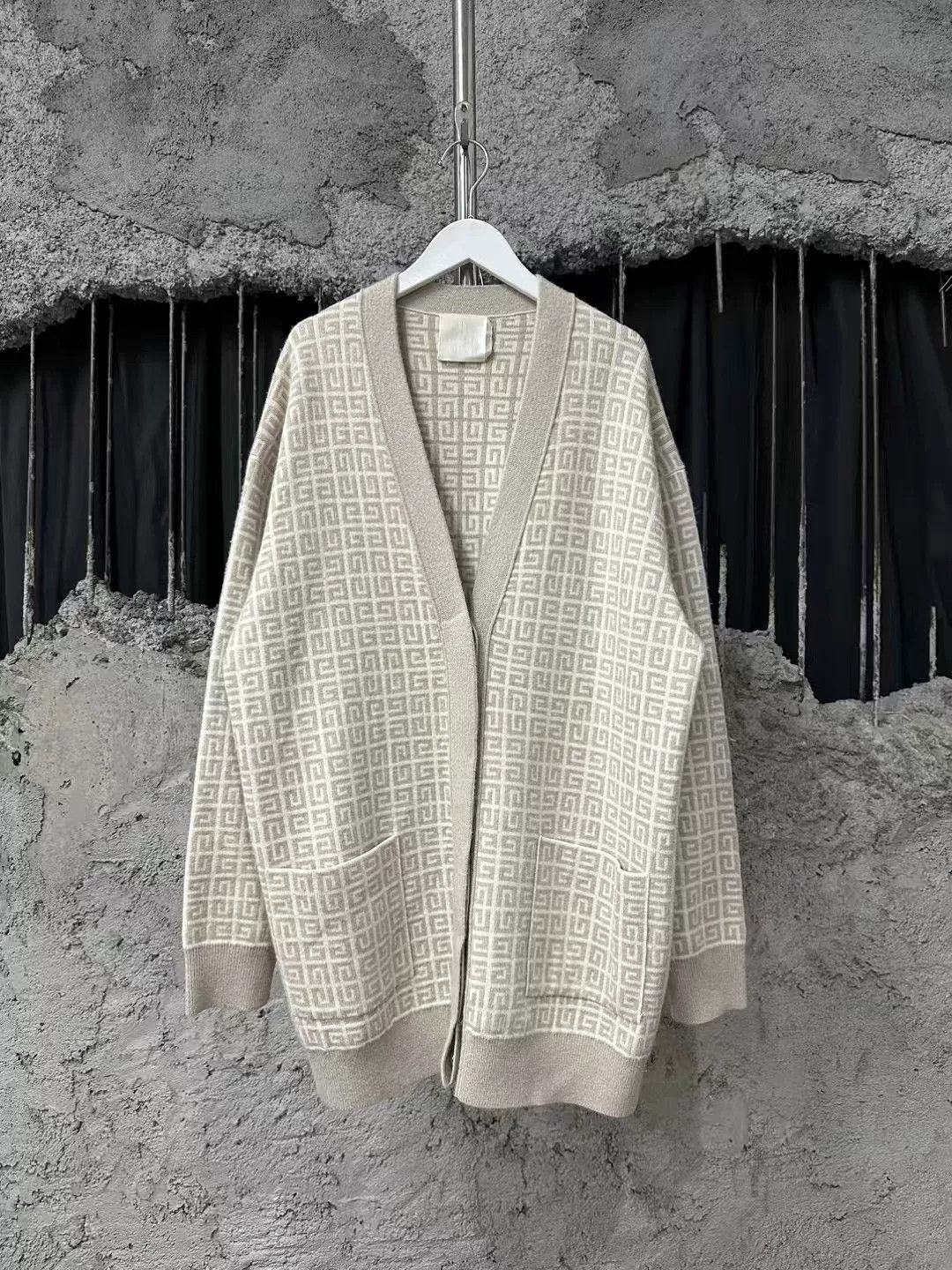 Givenchy Givenchy 4G Print Cashmere Cardigan Size S / US 4 / IT 40 - 1 Thumbnail