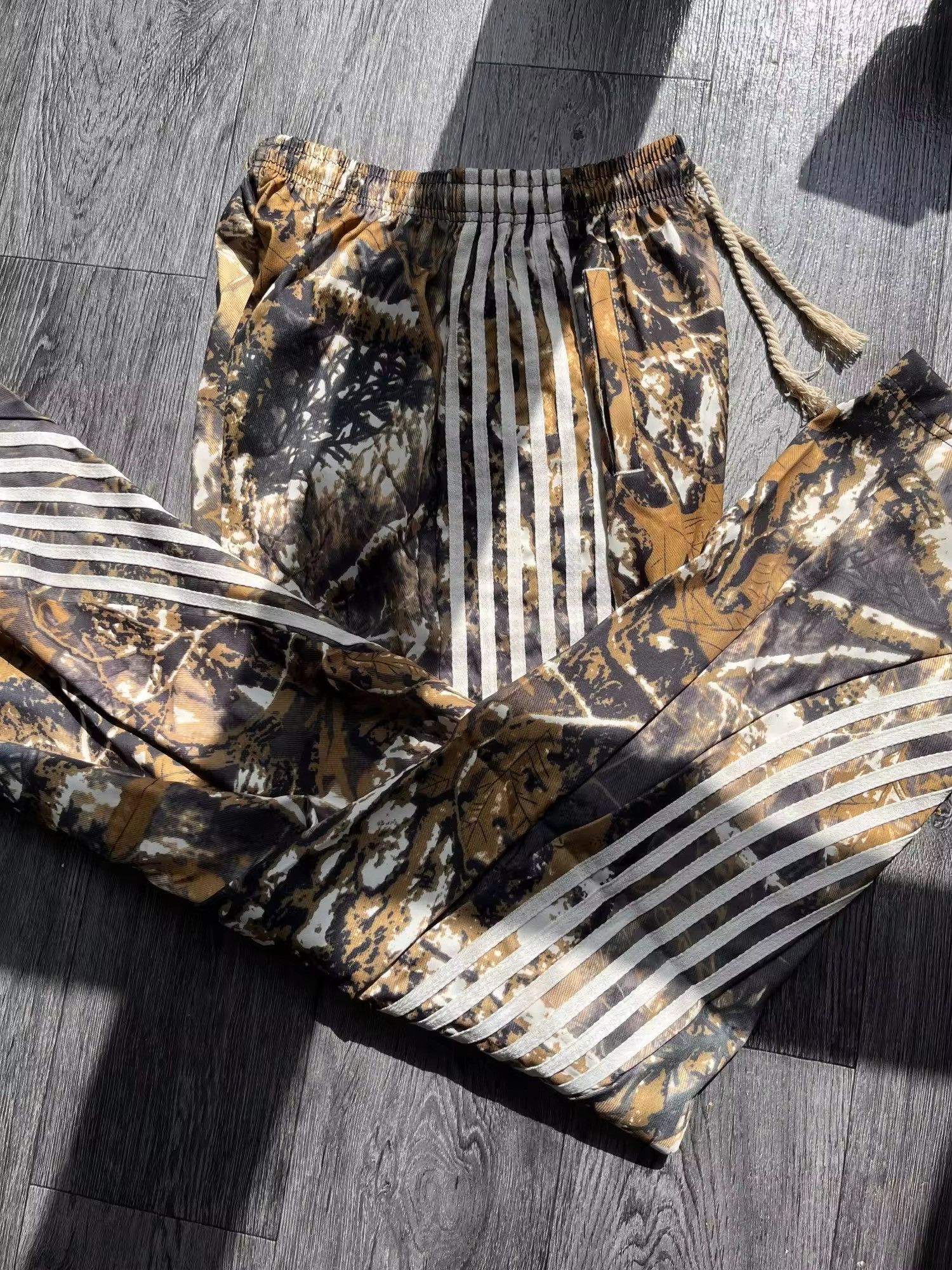 Japanese Brand Camouflage Elastic Waist Stripes Embroidery Baggy Sweatpants Size US 34 / EU 50 - 7 Thumbnail
