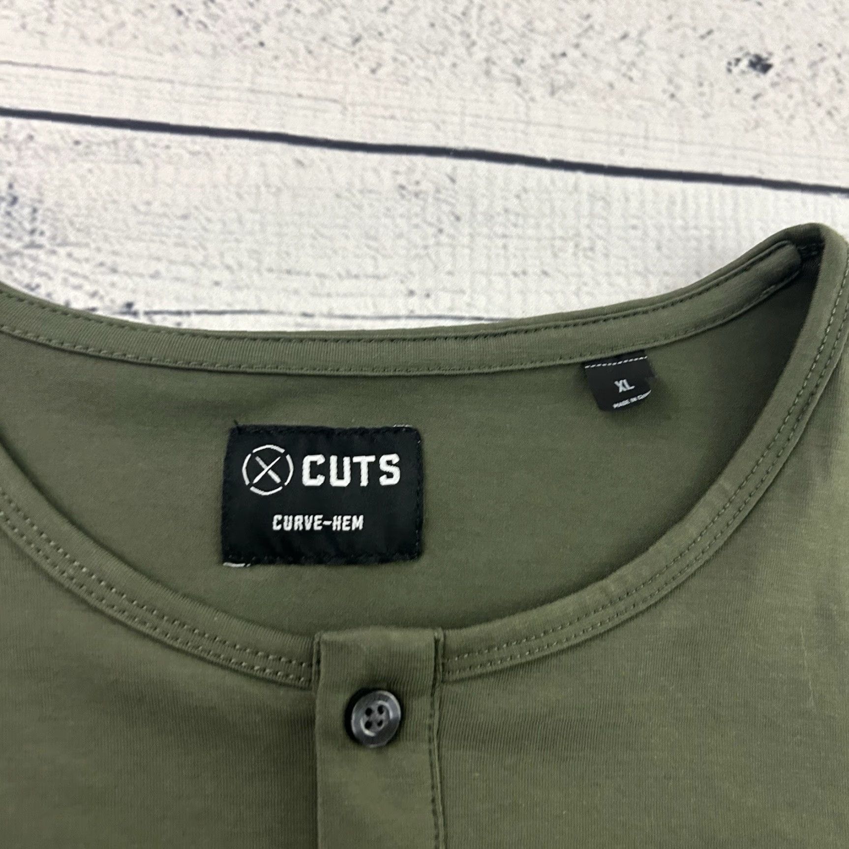Cuts Cuts Henley Shirt Button-Up Long Sleeve Curve Hem Green XL Men Size US XL / EU 56 / 4 - 2 Thumbnail