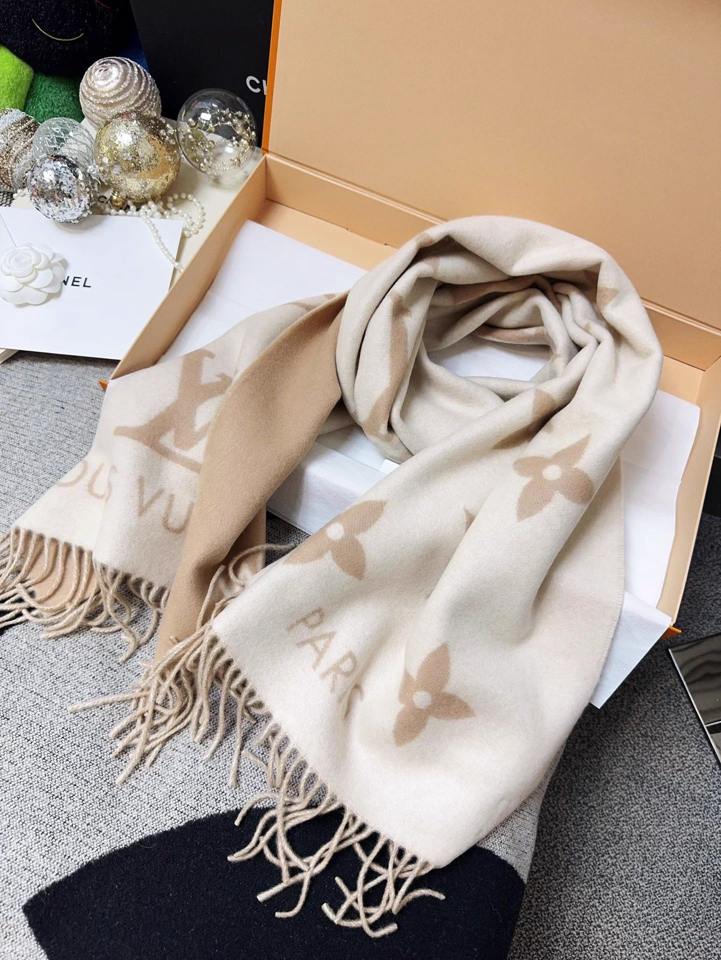 Louis Vuitton LV Monogram Cashmere Scarf Milky Tea Unused Boxed Size ONE SIZE - 4 Thumbnail