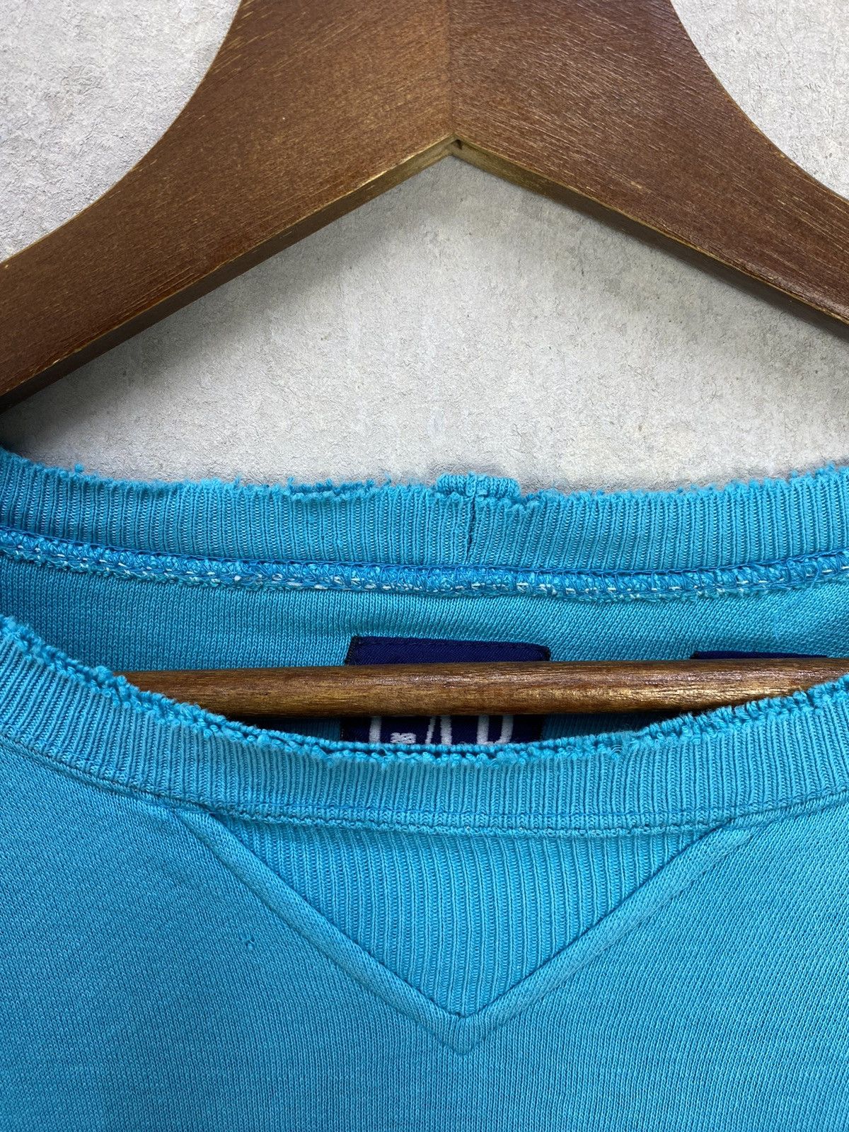 Gap Vintage Gap Plain Distressed Sweatshirt Crewneck Size Medium Size US M / EU 48-50 / 2 - 10 Thumbnail