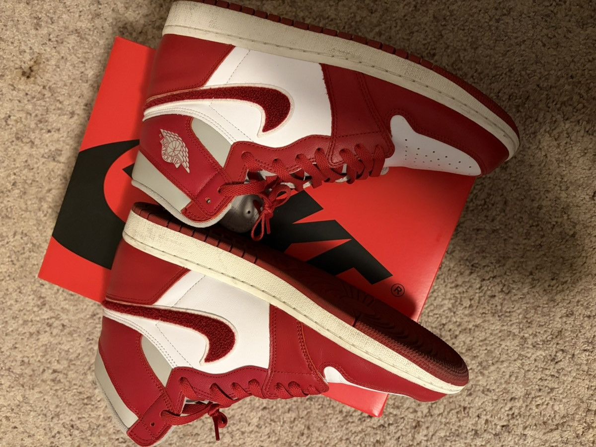 Jordan Brand Varsity Red jordan ones Size US 9.5 / EU 42-43 - 2 Thumbnail