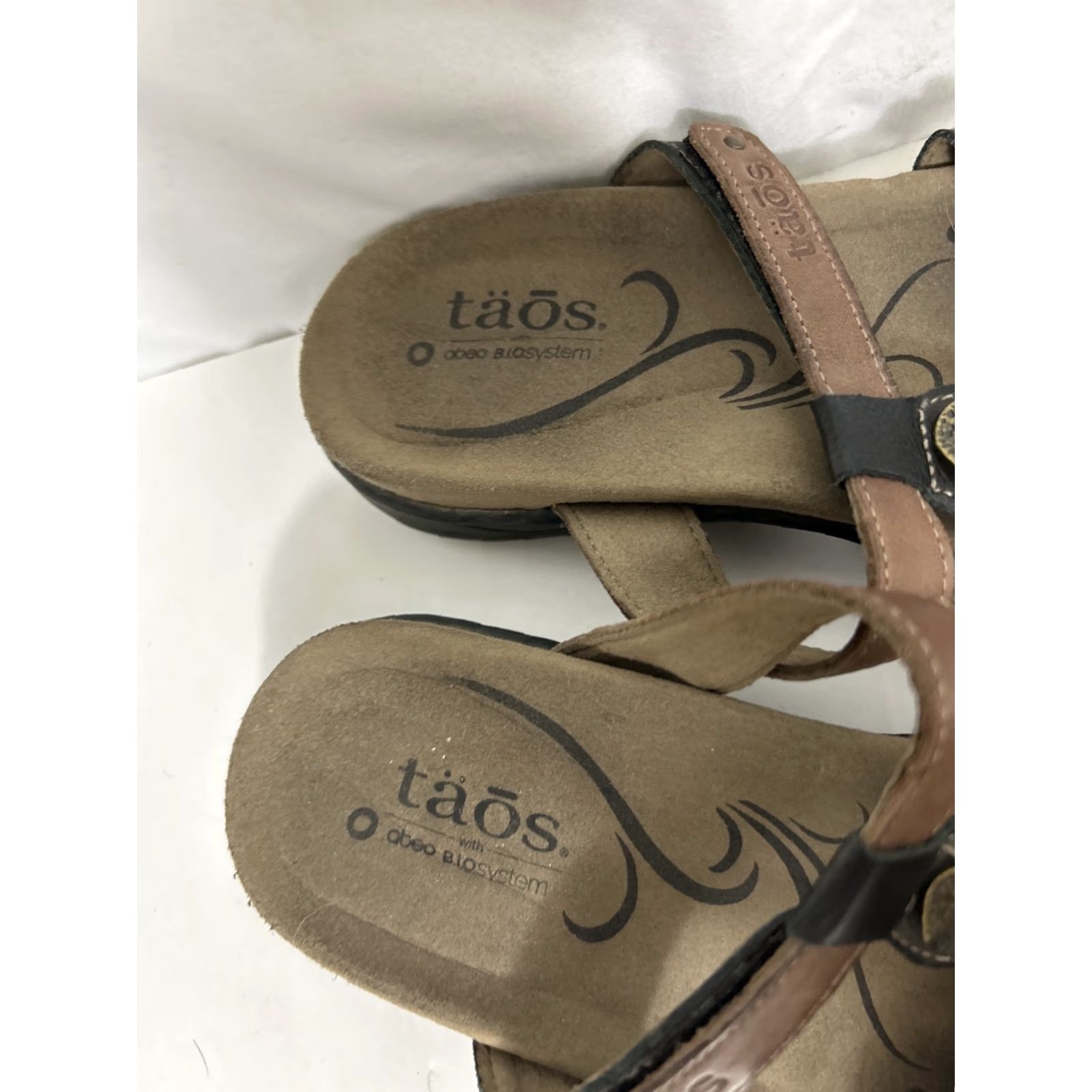 Taos Taos Sandal Women's Size 7 Leather Three Hook Loop Straps Medallions Casual Athleisure Size US 7 / IT 37 - 4 Thumbnail