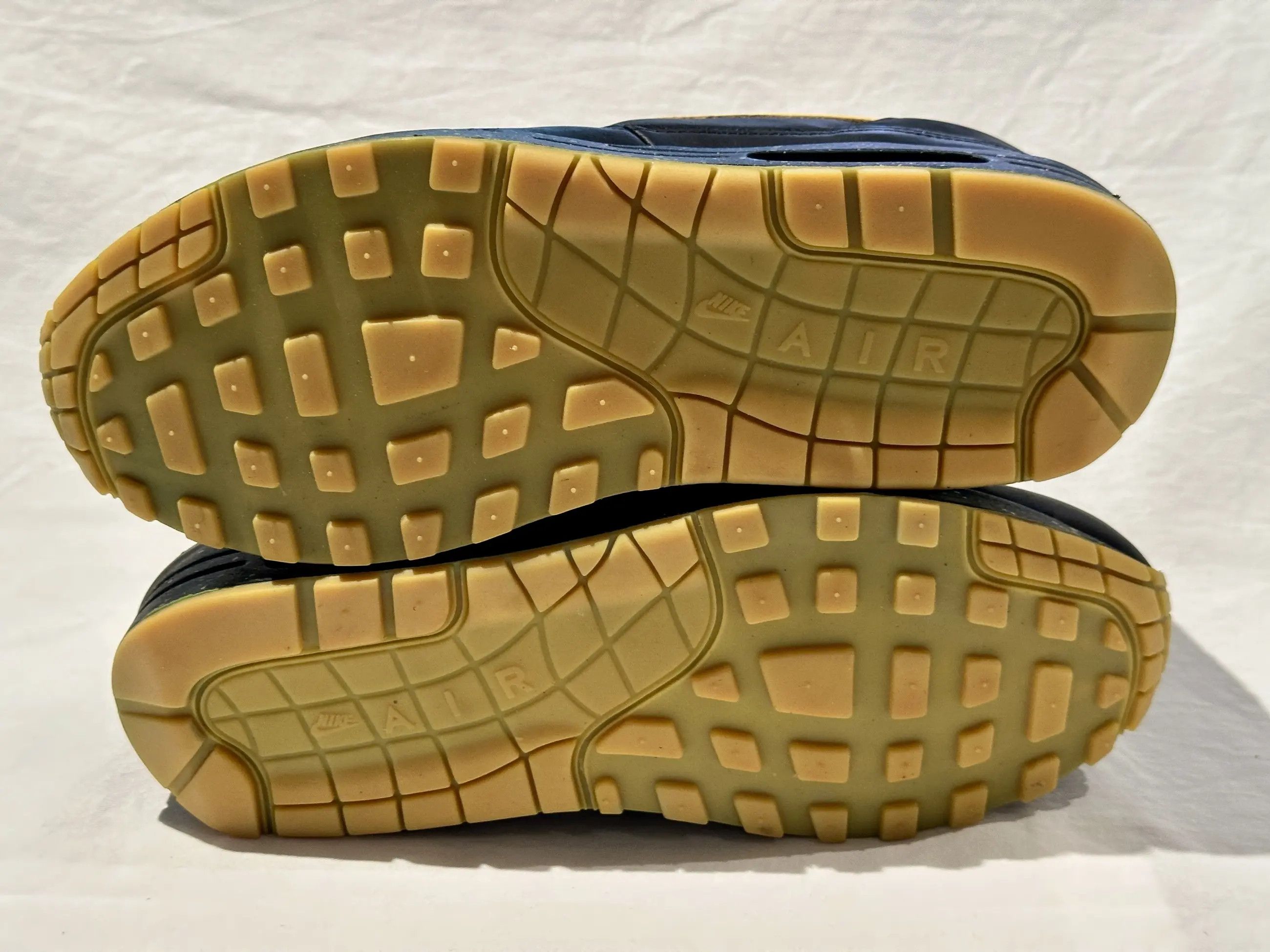 Nike BRAND NEW *RARE* NIKE AIR MAX 1 PREM TZ LAF LIVESTRONG SZ 11 Size US 11 / EU 44 - 3 Thumbnail
