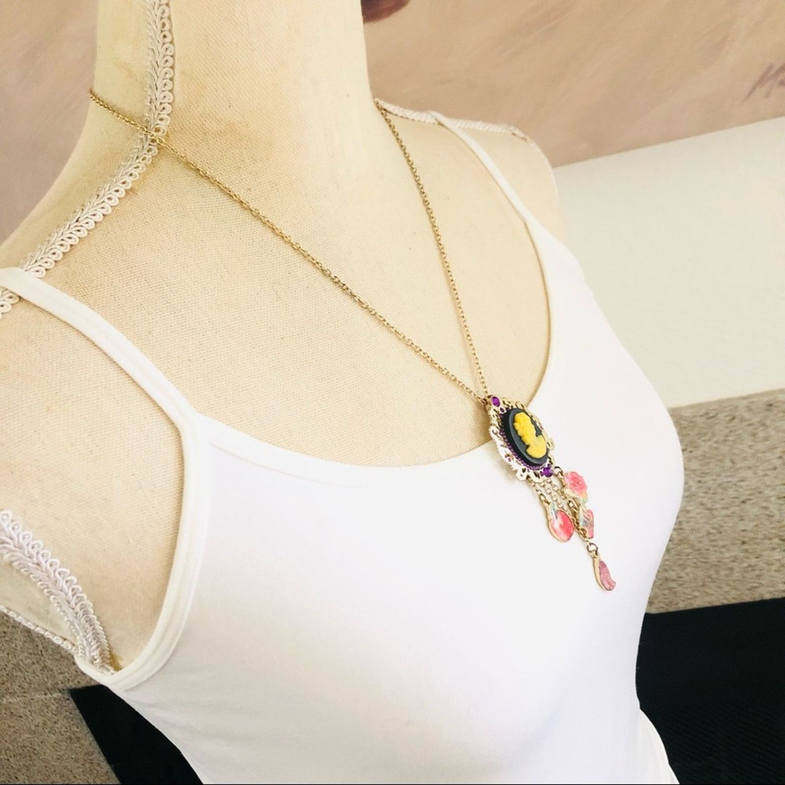 Jewelry Victorian look cameo charm pendant on chain necklace Size ONE SIZE - 2 Thumbnail