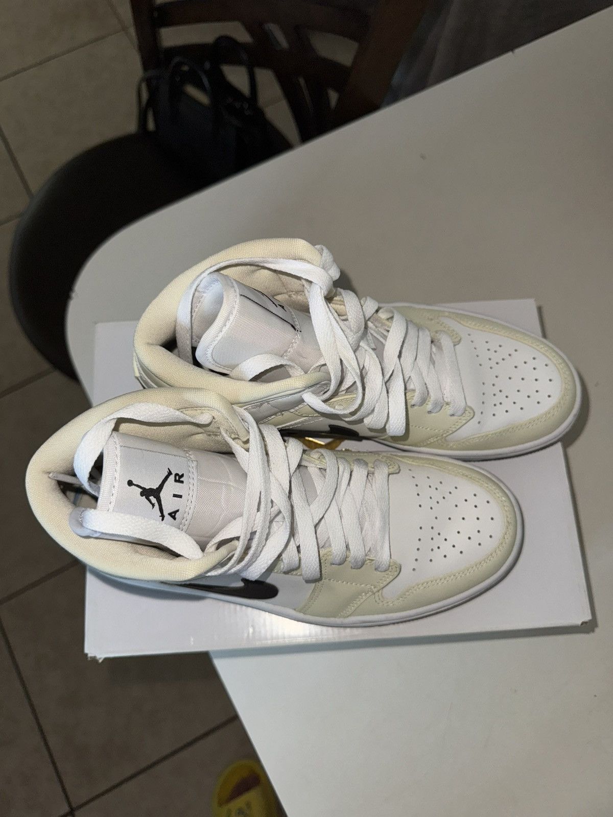 Jordan Brand WMNS AIR JORDAN 1 MID COCONUT MILK/BLACK Size US 8 / IT 38 - 4 Thumbnail
