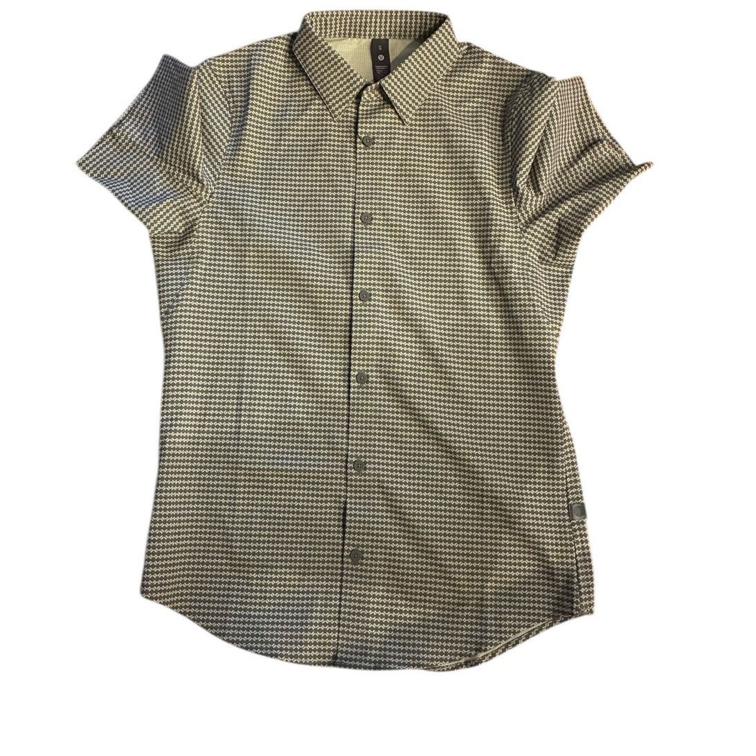 Lululemon Lululemon Men's XS Airing Easy Shirt Short Sleeve Button Up Size US XS / EU 42 / 0 - 1 Thumbnail