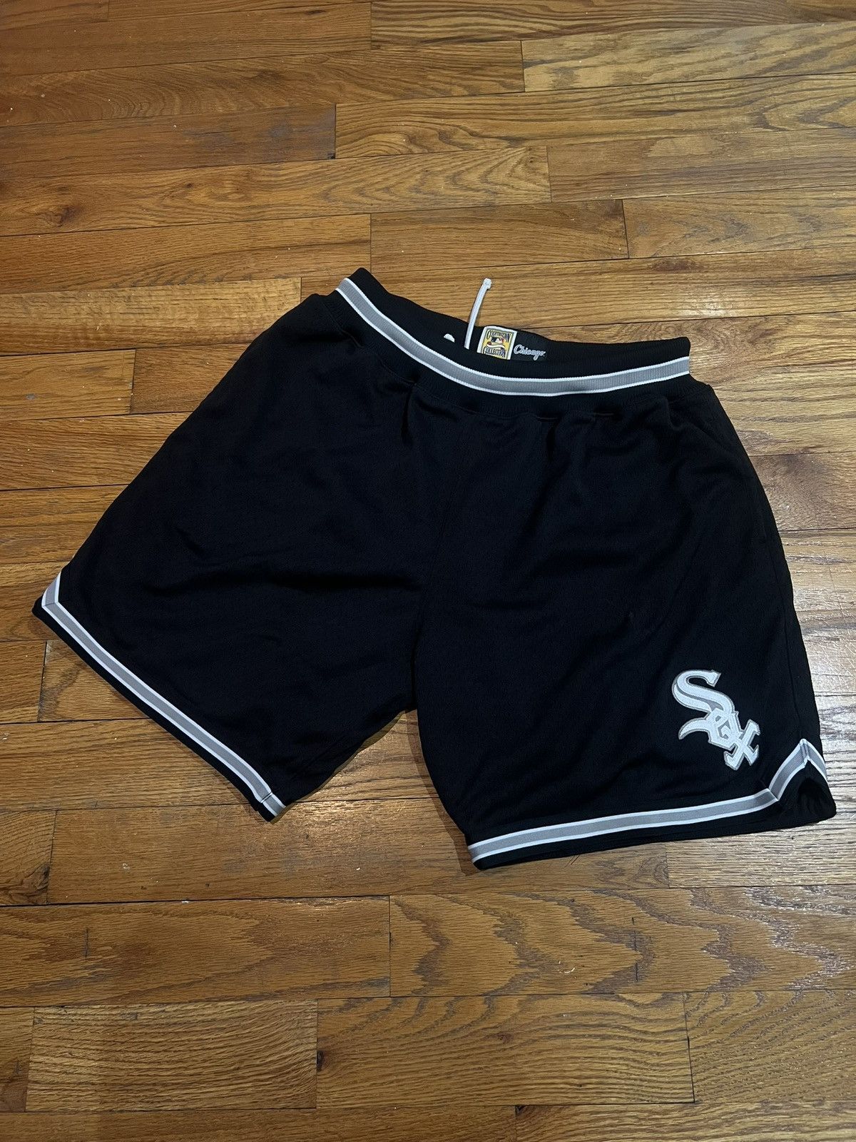 Mitchell & Ness White Sox Mitchell and Ness Shorts Size US 34 / EU 50 - 1 Thumbnail