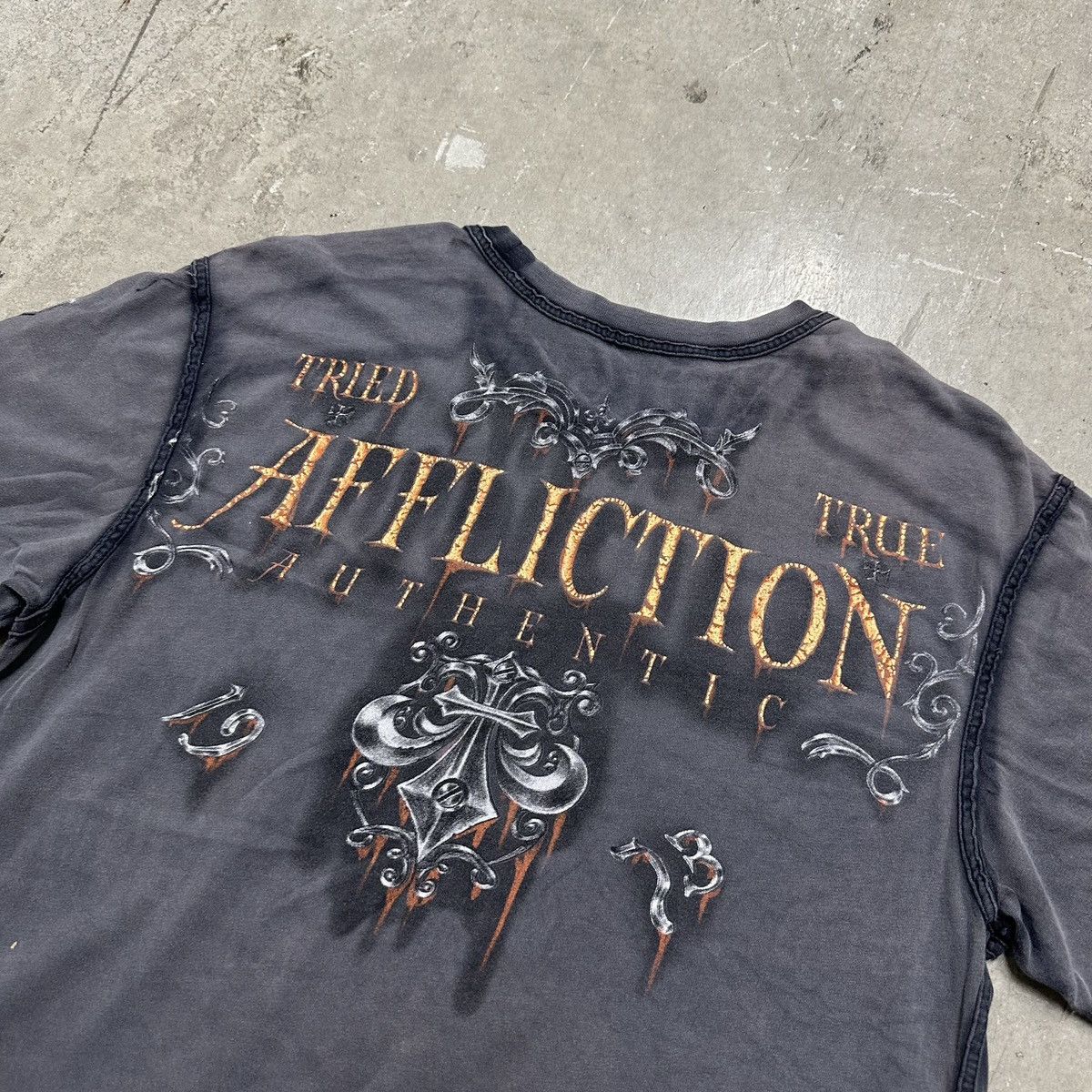 Affliction × Vintage Vintage 2000s Y2K Affliction Grey Graphic T-Shirt Size US M / EU 48-50 / 2 - 5 Thumbnail