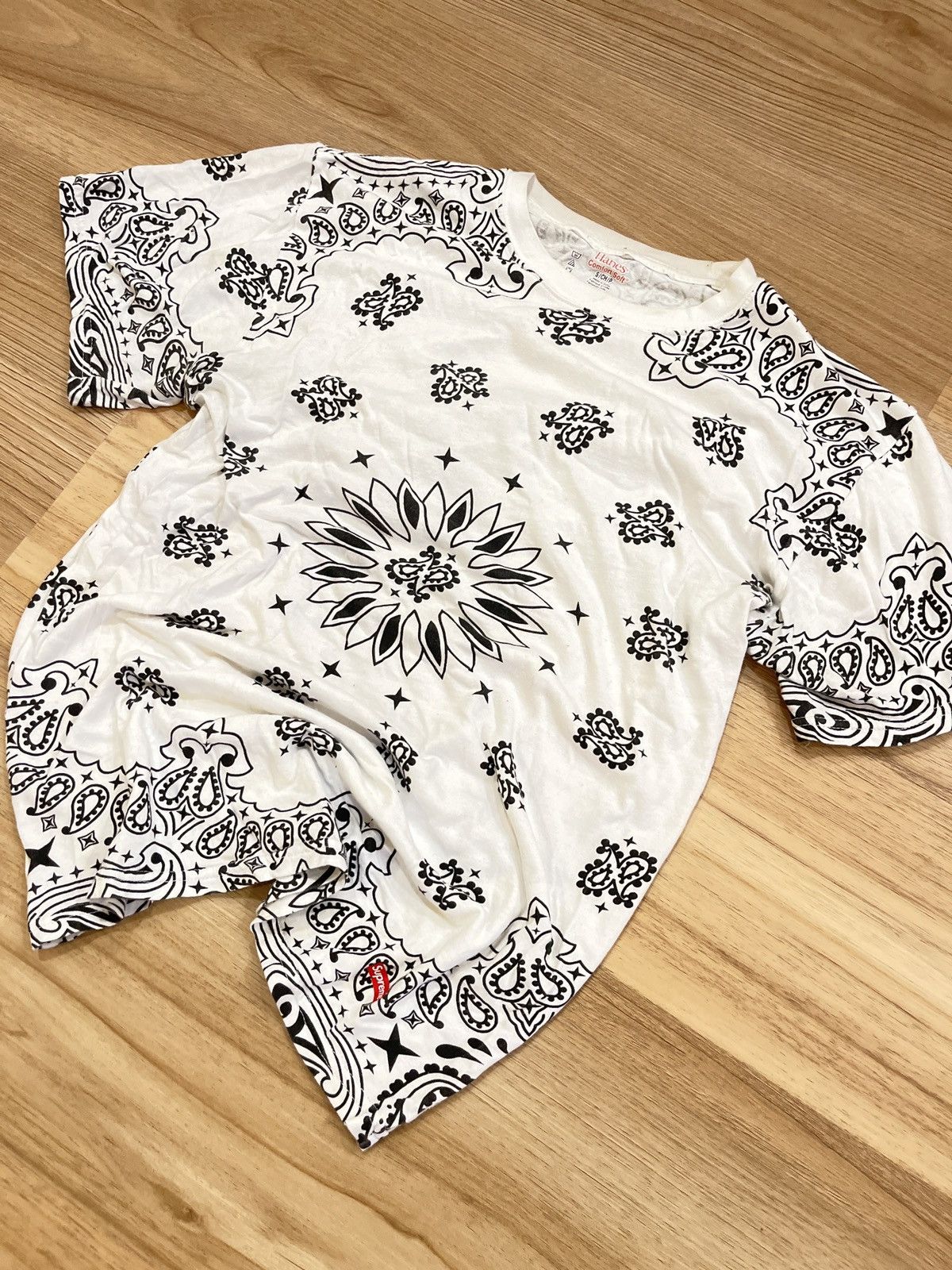 Supreme Supreme Hanes Bandana Paisley Tee Size US S / EU 44-46 / 1 - 2 Thumbnail