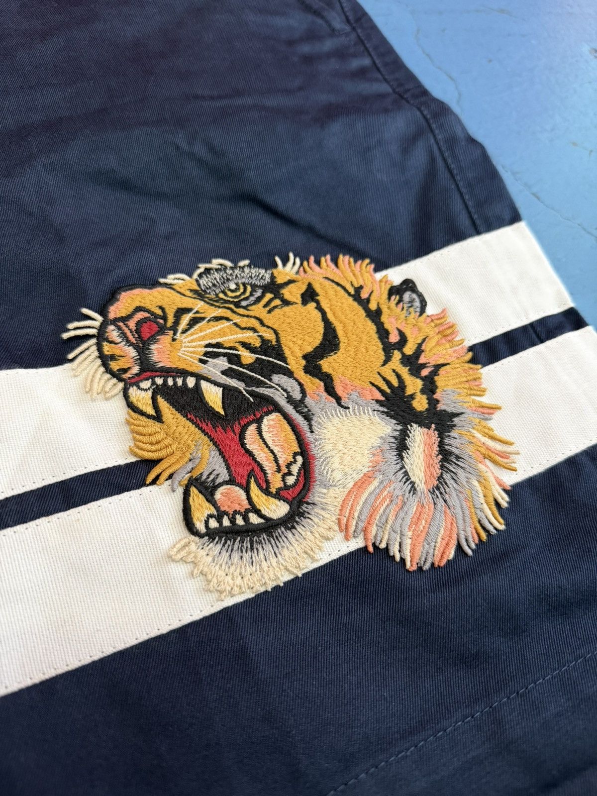 Gucci GUCCI 17” TIGER BLUE SHORTS Size US 36 / EU 52 - 2 Thumbnail