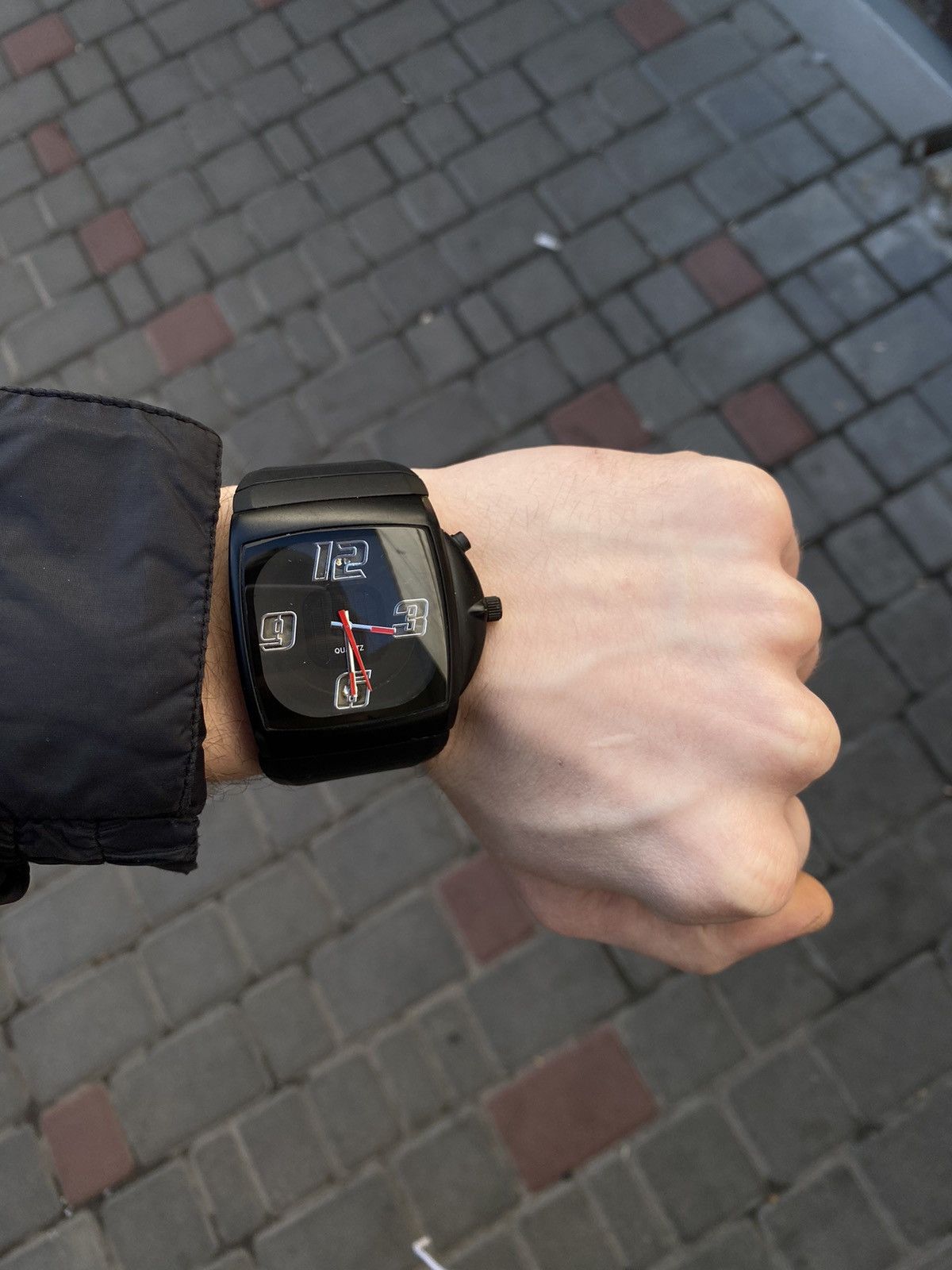 Japanese Brand × Jewelry × Vintage Modern Black Dial Wristwatch - Japanese Brand Size ONE SIZE - 1 Thumbnail