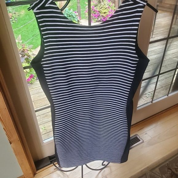 Athleta Athleta Mala Sleeveless Black & White Backless Tank Sz. M Dr Size M / US 6-8 / IT 42-44 - 3 Thumbnail