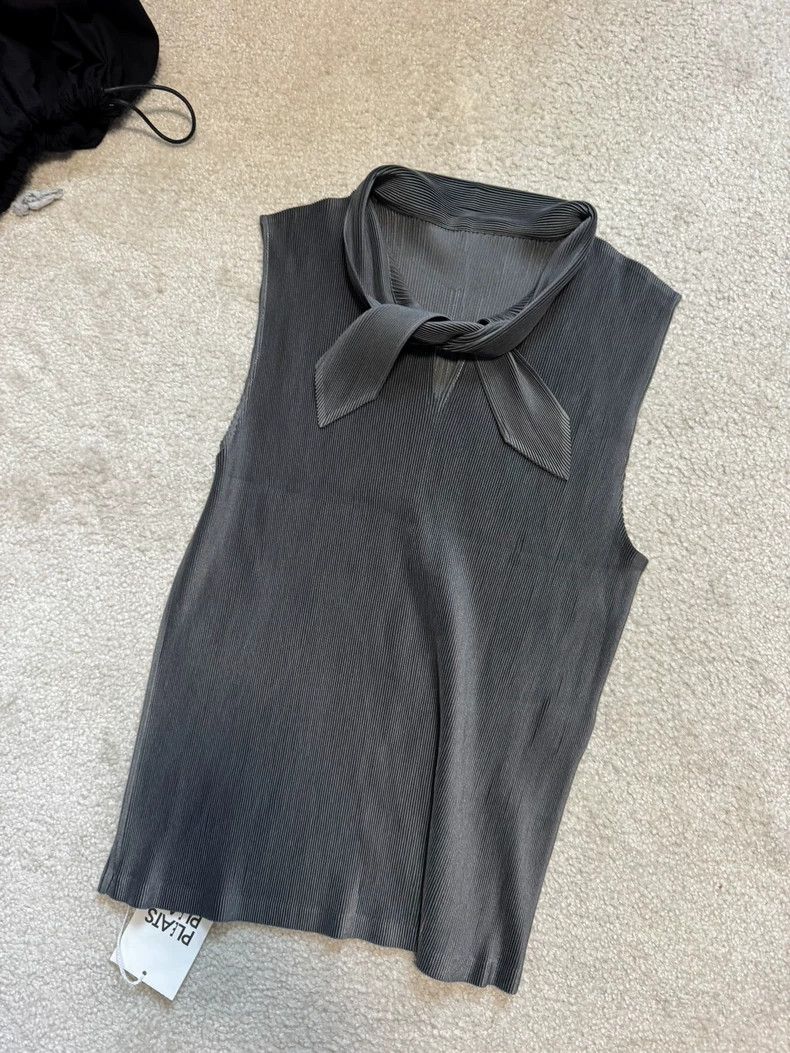 Issey Miyake Issey Miyake Black pleated vest Size M / US 6-8 / IT 42-44 - 1 Thumbnail