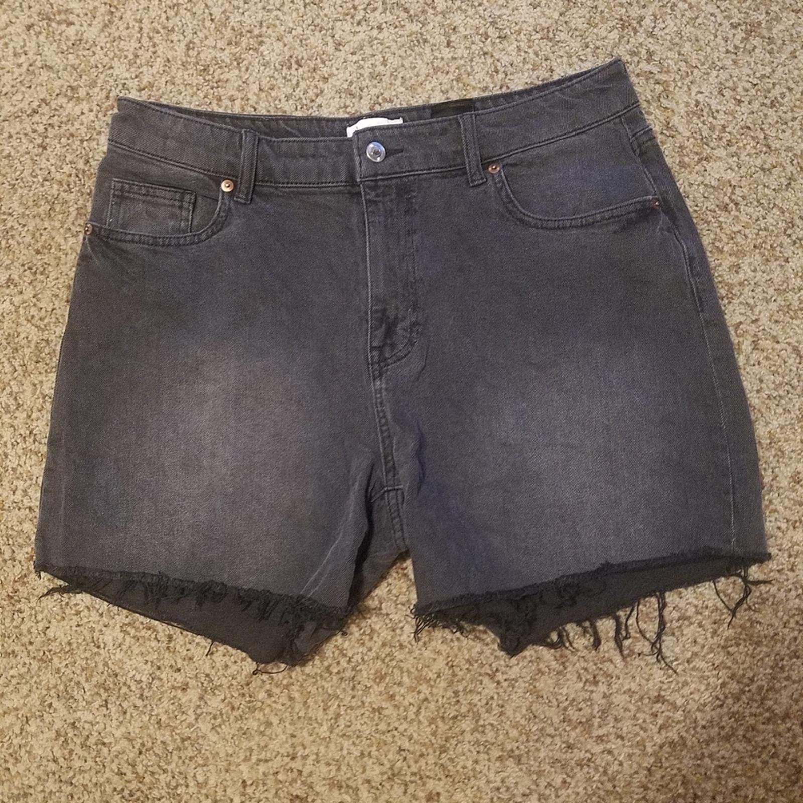 H&M H&M Black Denim Shorts Size 14 Size 36" / US 14 / IT 50 - 1 Thumbnail