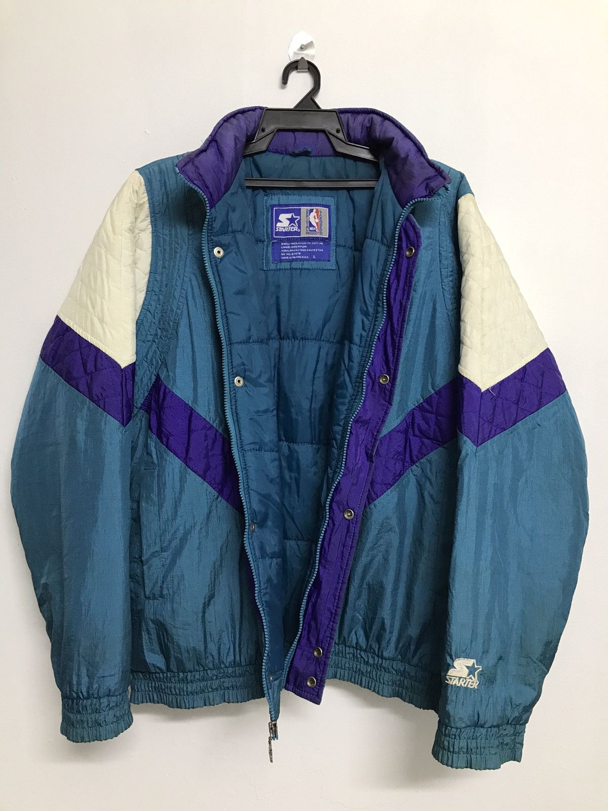 NBA VINTAGE Starter Charlotte Hornets Puffer Jacket Size L Size US L / EU 52-54 / 3 - 3 Thumbnail