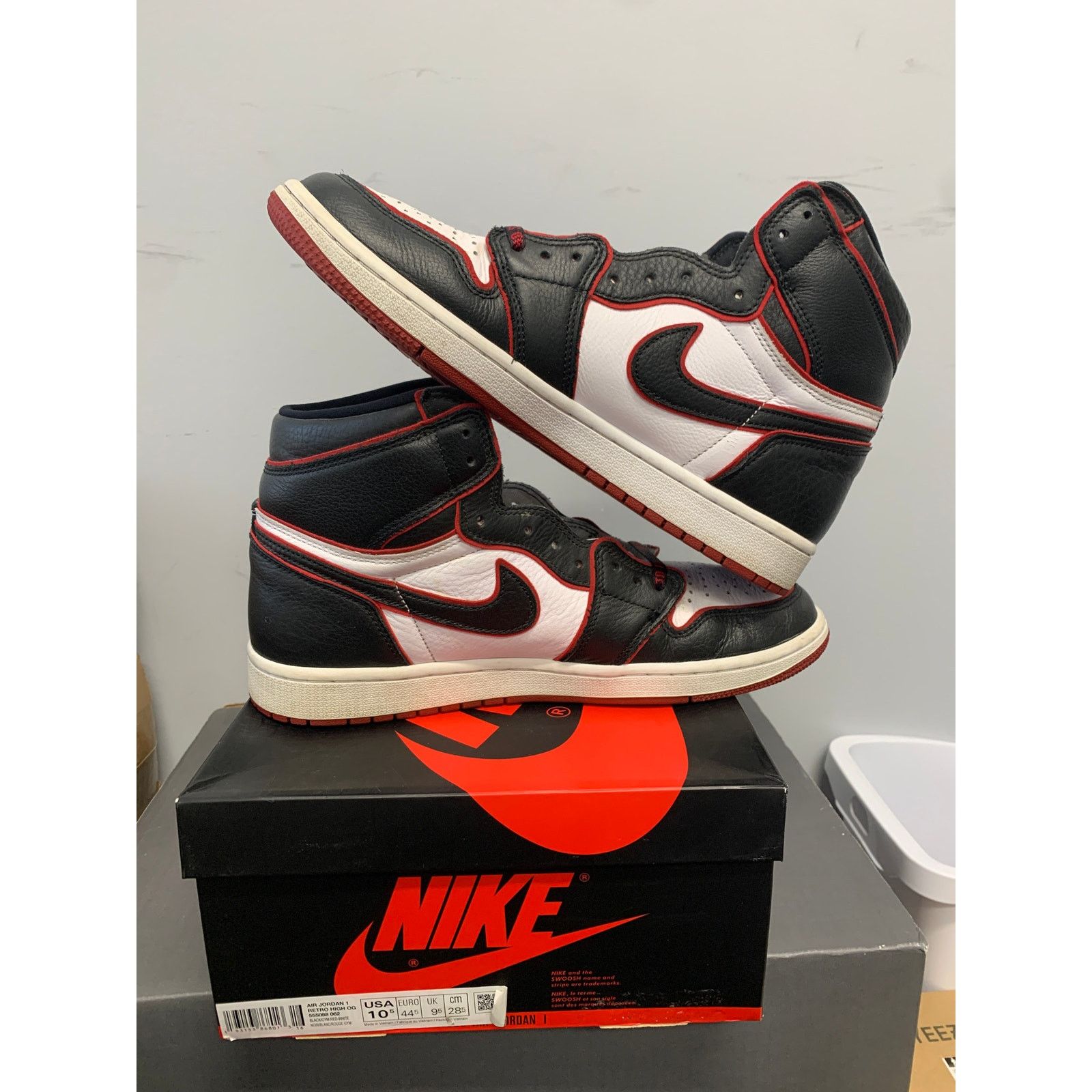 Nike Nike Air Jordan 1 Retro Bloodline Used Size 10.5 SHIPS NOW Size US 10.5 / EU 43-44 - 5 Thumbnail