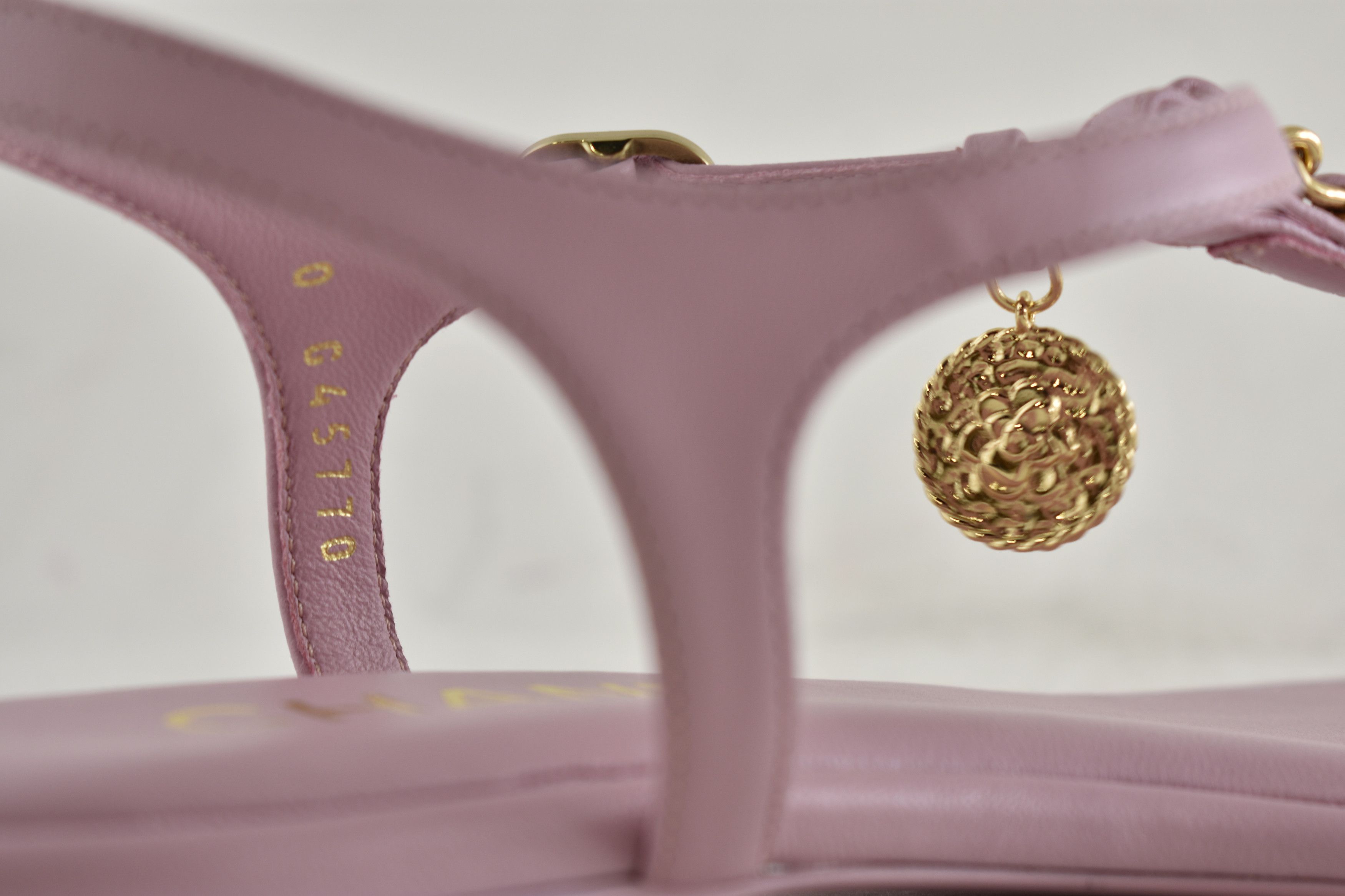 Chanel Chanel 24B Lilac Pink Gold CC Logo Flat Thong Sandal 39.5 Size US 9.5 / IT 39.5 - 17 Thumbnail
