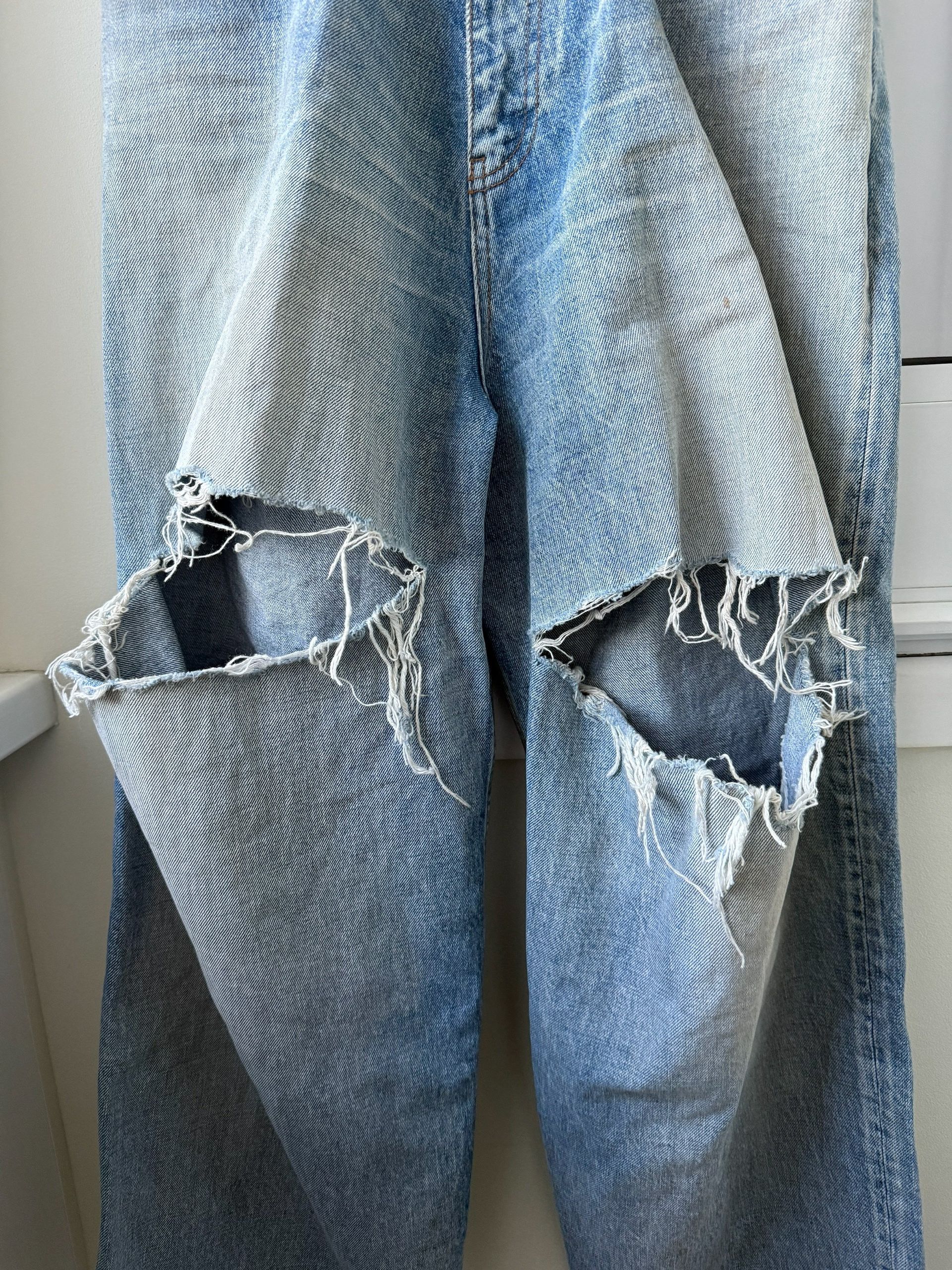 【BALENCIAGA】DESTROYED SKATER JEANS Balenciaga Destroyed Skater Jeans Wide Baggy Distressed Denim