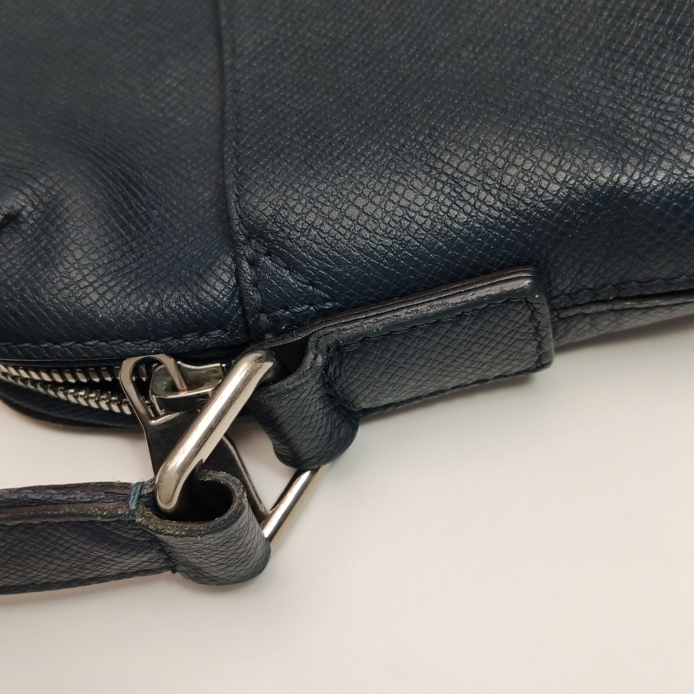 Louis Vuitton Louis Vuitton (LV) Medium Cowhide Solid Zipper Crossbody Sh Size ONE SIZE - 9 Thumbnail