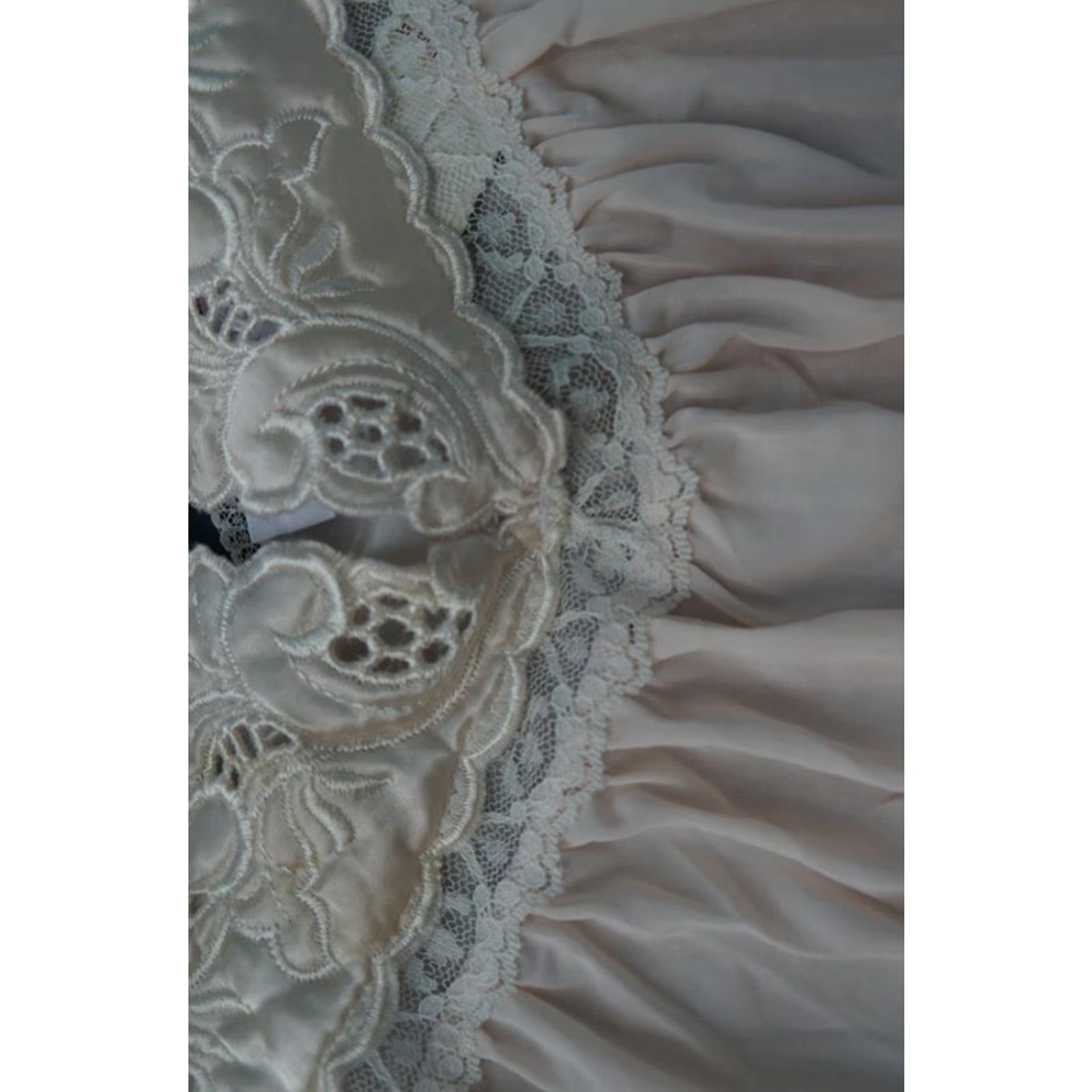 Vintage VINTAGE Lorraine Nightgown Women Embroidered Flowers White M Nightgown Womens Lorraine Nightgown Size M White Embroidered Flowers Vintage Women Size ONE SIZE - 3 Thumbnail