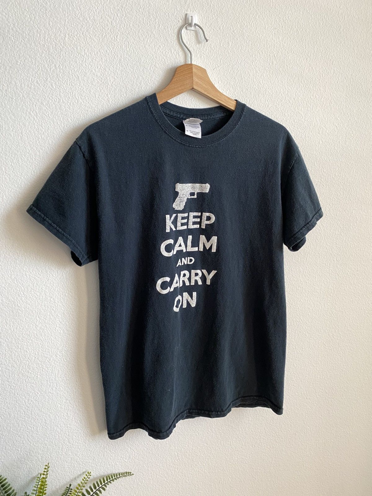 Vintage Keep Calm & Carry On Gun Tee Size US M / EU 48-50 / 2 - 2 Thumbnail