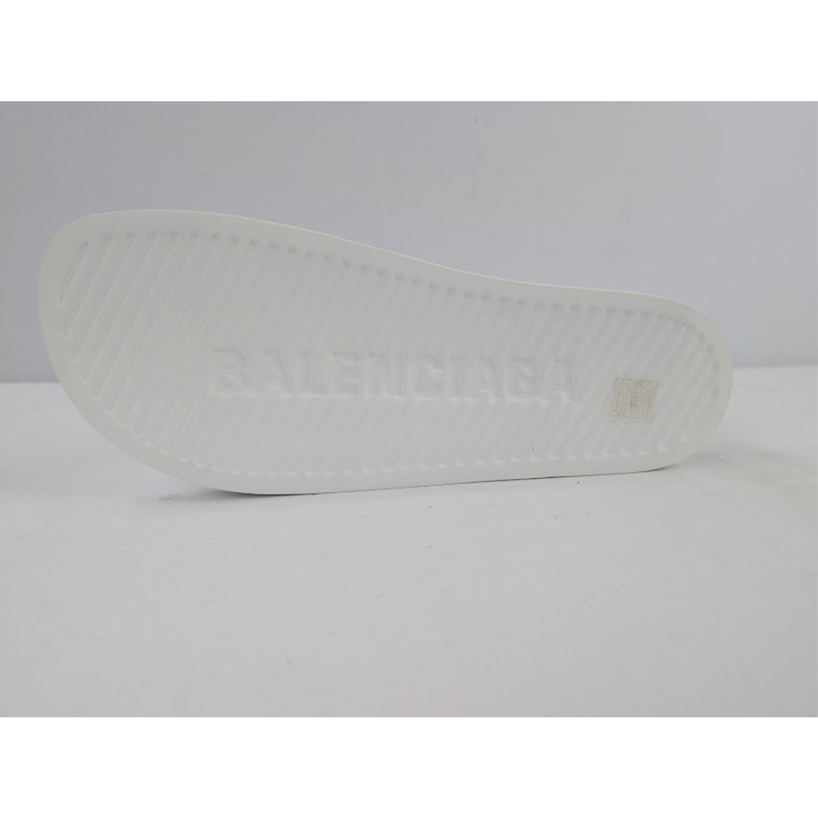 Balenciaga o1rshd1 Q:2 / Rubber Logo Pool Slide Sandals White / Black Size US 14 / EU 47 - 12 Thumbnail