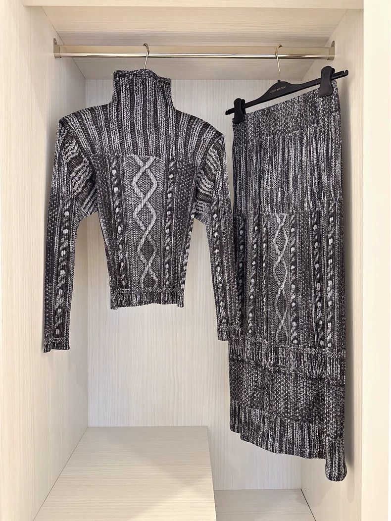 Other Issey Miyake size:3 Grey twisted print pleated long-sleeve Size S / US 4 / IT 40 - 1 Thumbnail