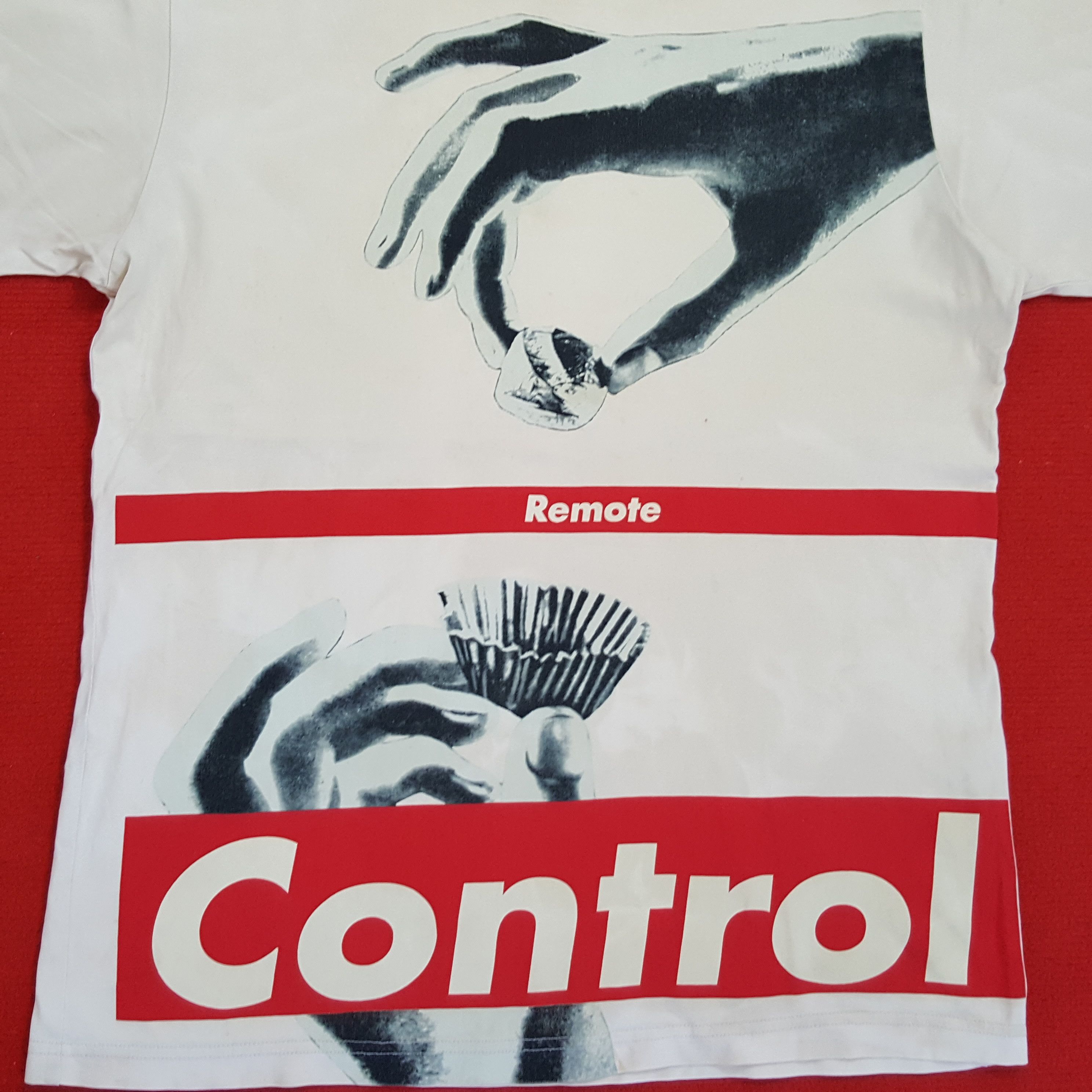 Barbara Kruger × Japanese Brand × Vintage Barbara Kruger X Uniqlo Japanese Brand Streetwear Tshirt Size US L / EU 52-54 / 3 - 2 Thumbnail