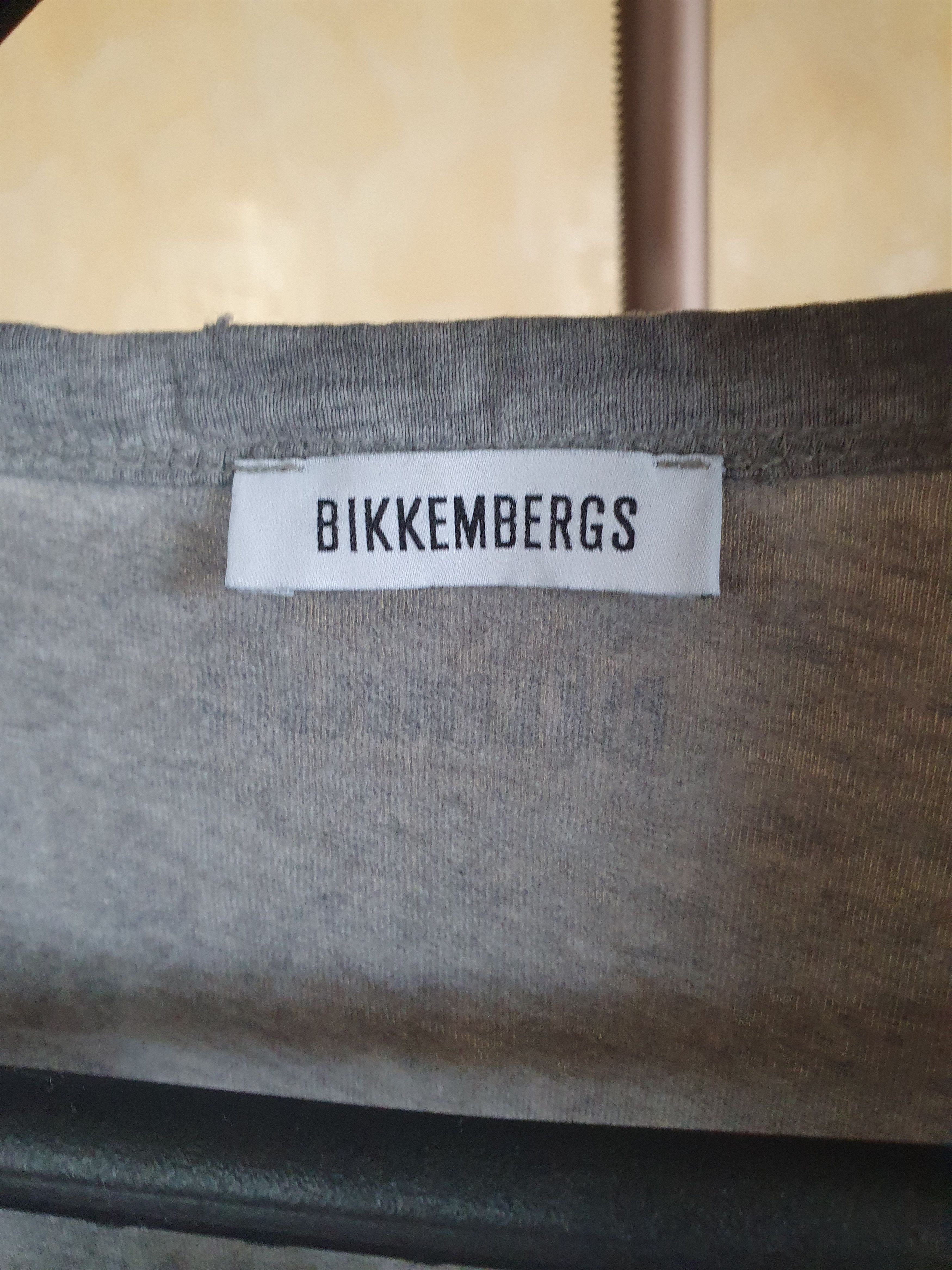 Dirk Bikkembergs Dirk Bikkemberg Piranha's Kiss Distress V-neck tee sz S/M? Size US M / EU 48-50 / 2 - 3 Thumbnail