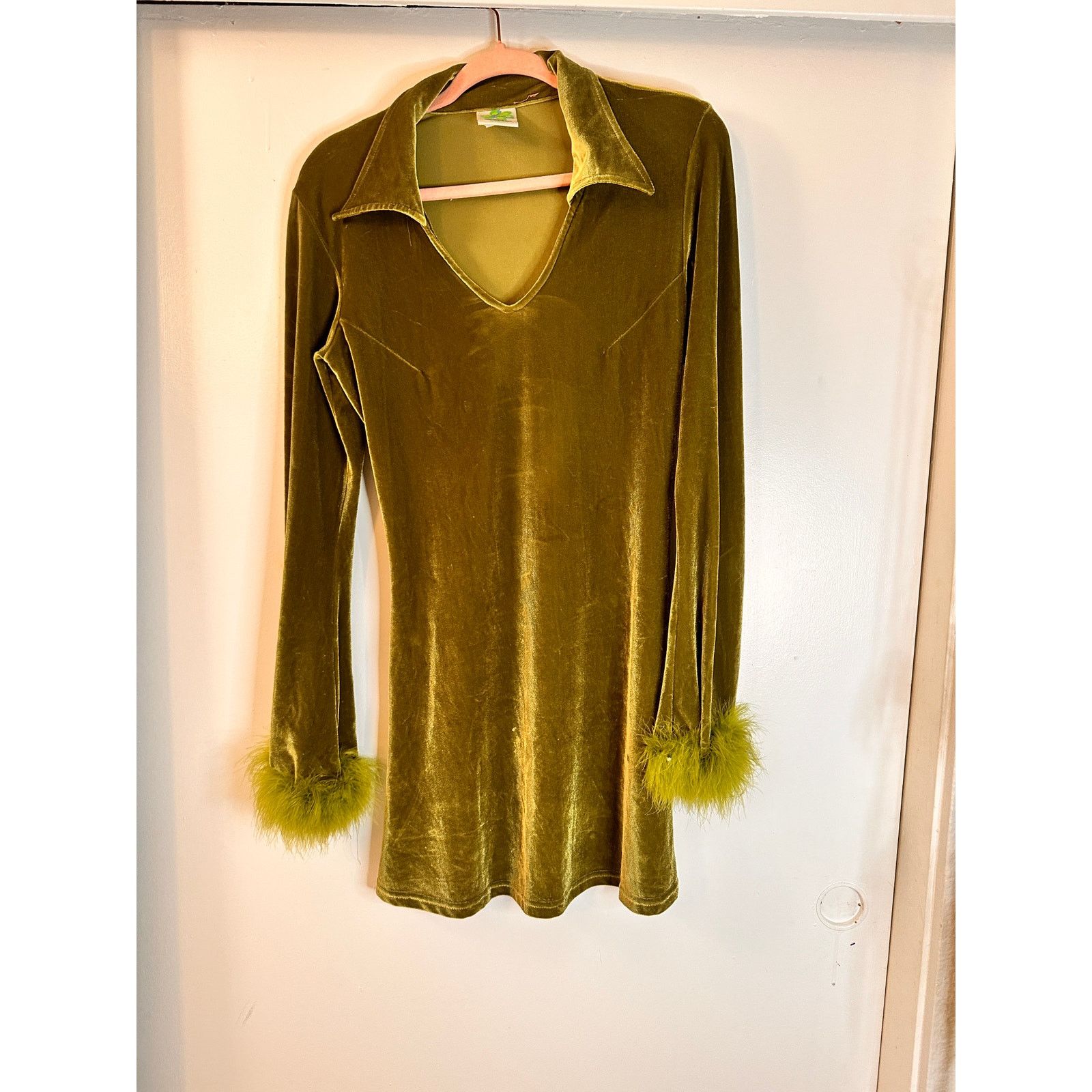 Glamorous Y2k velvety green dress with feathered cuffs