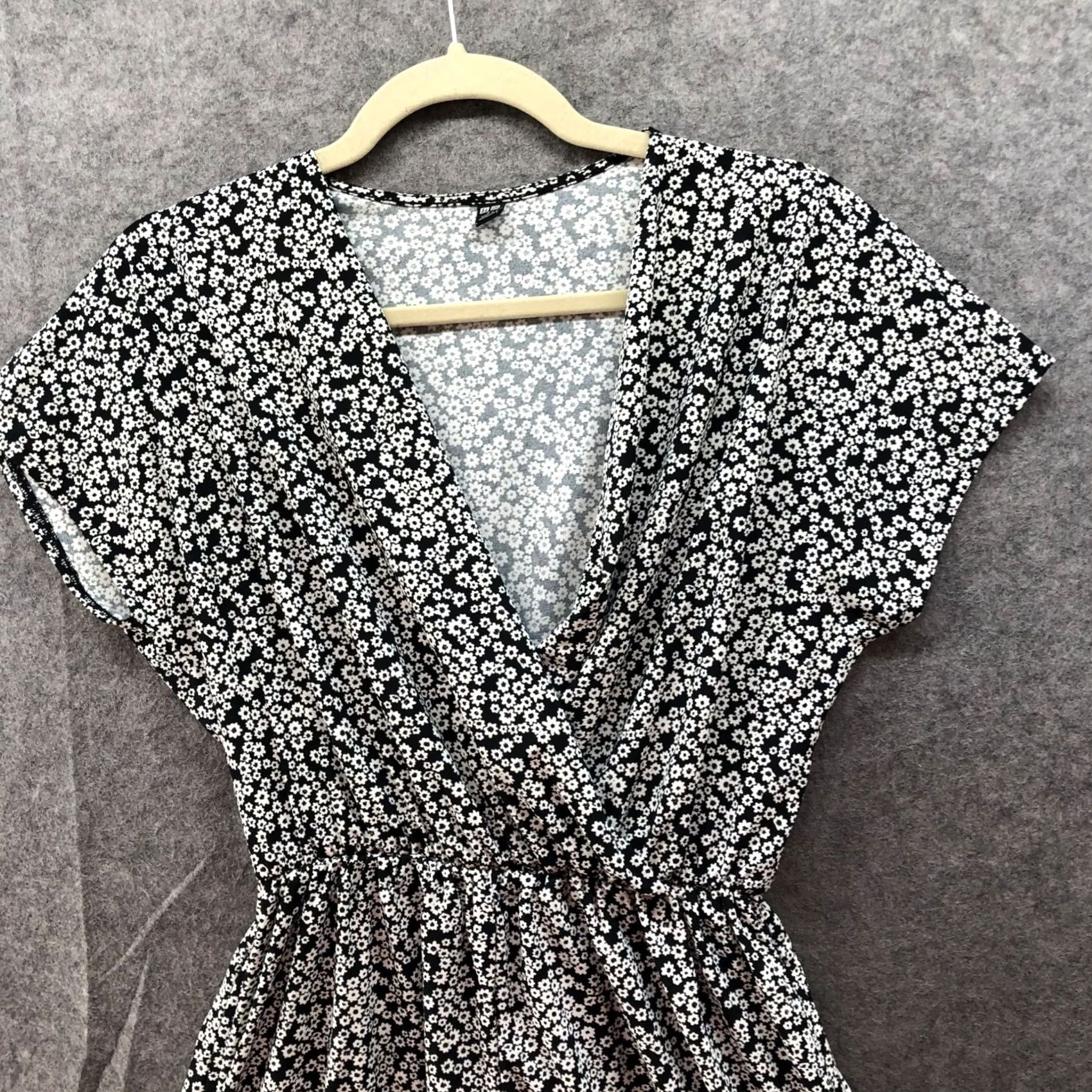 Uniqlo Uniqlo Romper Womens S Black Floral V-Neck Short Sleeve Crepe Jersey One-Piece Tropical Summer Spring Size S / US 4 / IT 40 - 3 Thumbnail