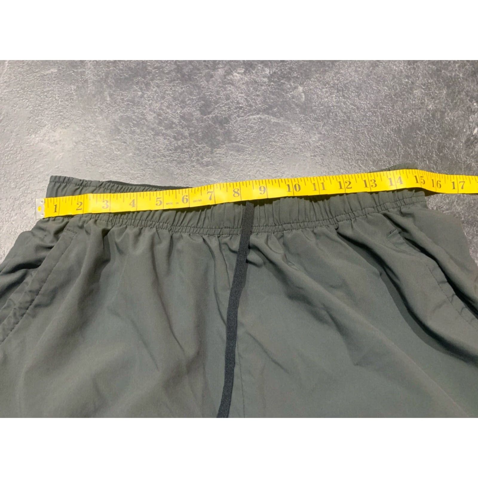 Nike Nike Dri-Fit Shorts Large Gray Polyester with Pockets Men Activewear Athletic Regular Size L Size US 33 - 4 Thumbnail