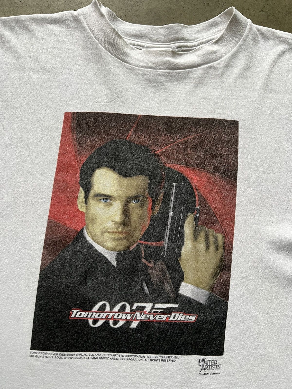 Vintage 1997 James Bond Tomorrow Never Dies Movie Promo Tee Shirt Size US XL / EU 56 / 4 - 3 Thumbnail