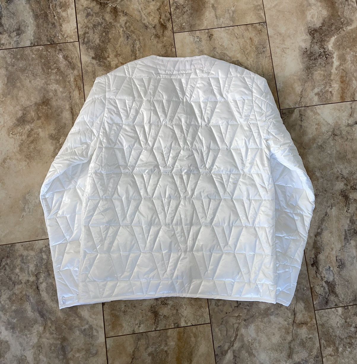 Vlone Vlone V Logo Pattern Quilted Puffer Jacket White Size XL Size US XL / EU 56 / 4 - 2 Thumbnail