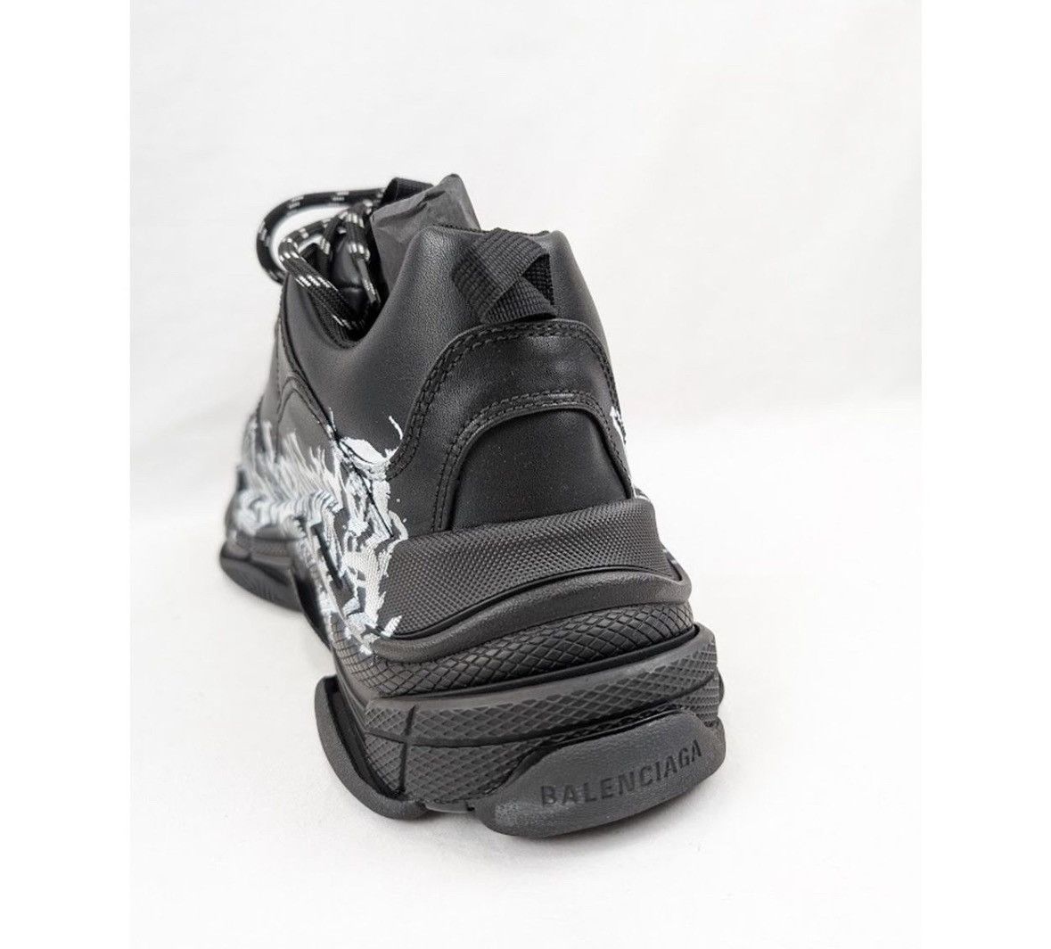 o1srvl11e0325 Triple S Sneakers DIY Metal in Black/White