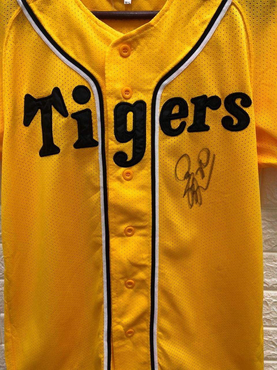 Vintage HANSHIN TIGERS Officials Baseball Jersey player SIGNATURE Size US L / EU 52-54 / 3 - 4 Thumbnail