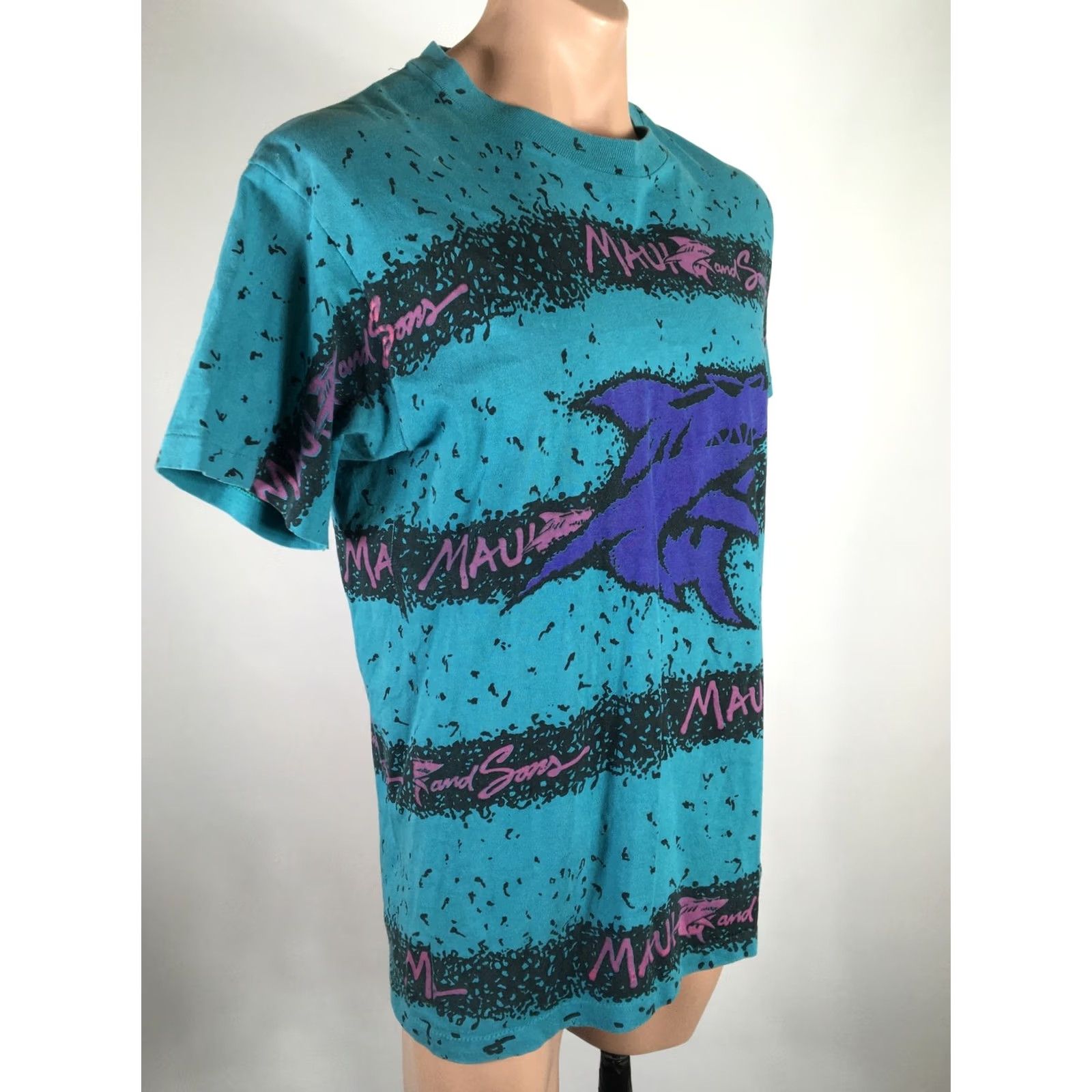 Vintage VINTAGE Maui and Sons Shark All Over Print AOP Surf Surfing 1990s 90s T-Shirt L Size US L / EU 52-54 / 3 - 4 Thumbnail
