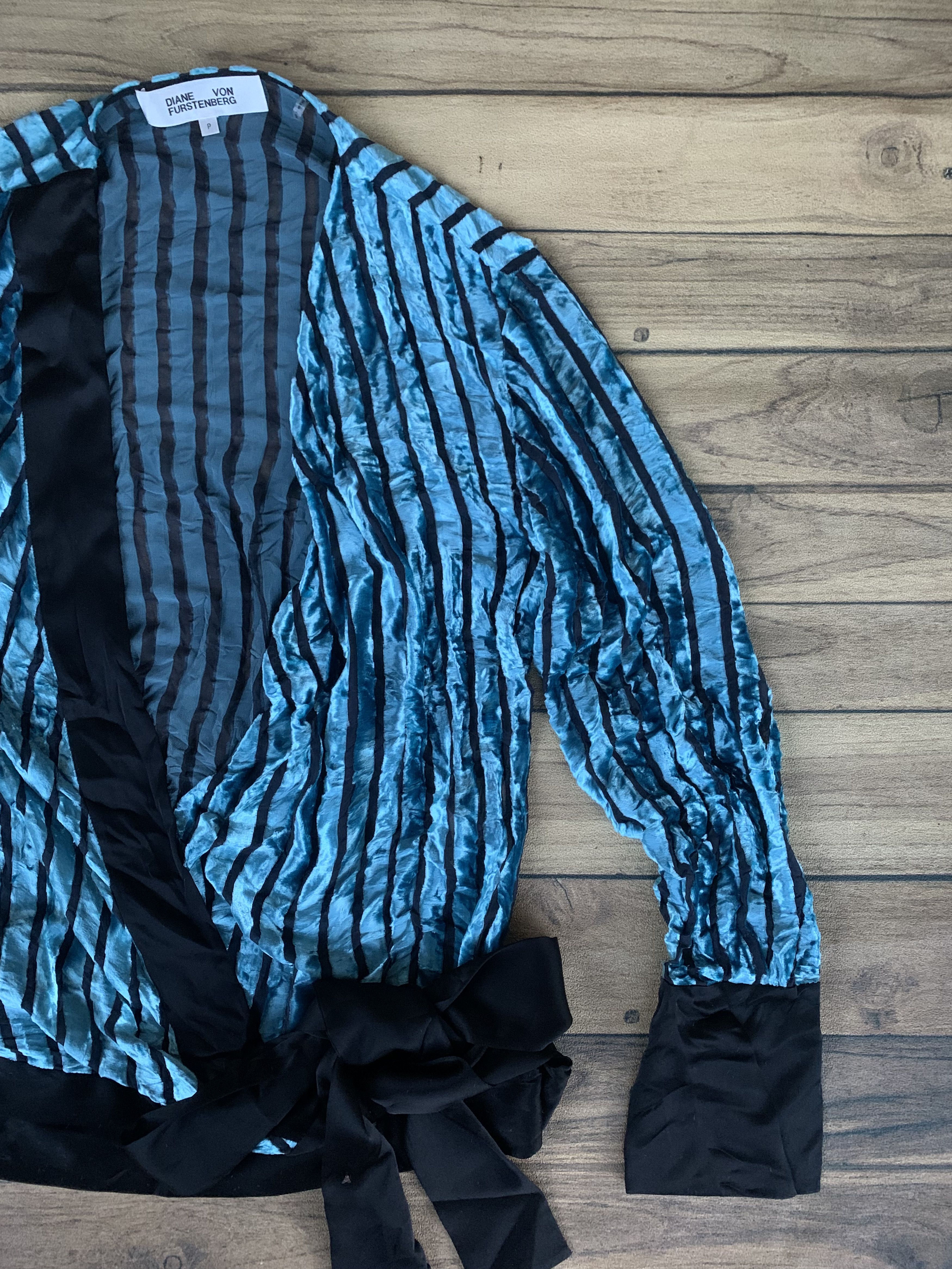 Diane von Furstenberg Diane Von Furstenberg Long Sleeve Crossover Velvet Blouse Size M / US 6-8 / IT 42-44 - 9 Thumbnail